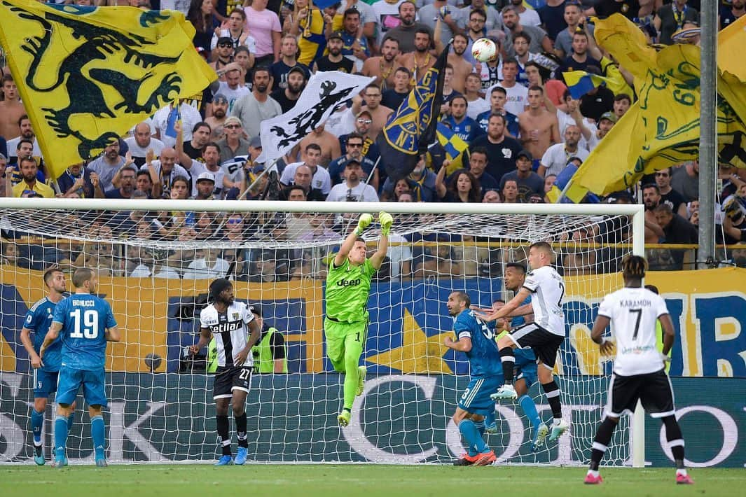 ヴォイチェフ・シュチェスニーさんのインスタグラム写真 - (ヴォイチェフ・シュチェスニーInstagram)「Good 3 points and a clean sheet to start the season away vs Parma! #forzajuve #finoallafine」8月25日 4時19分 - wojciech.szczesny1