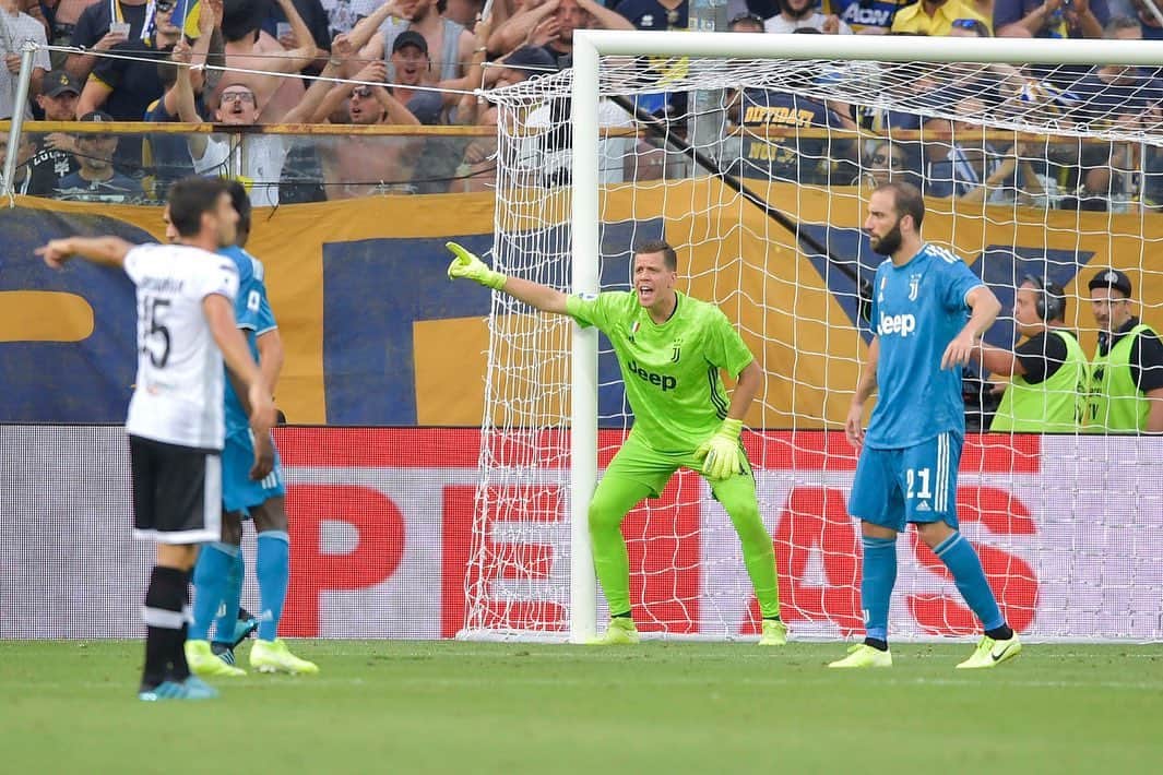 ヴォイチェフ・シュチェスニーのインスタグラム：「Good 3 points and a clean sheet to start the season away vs Parma! #forzajuve #finoallafine」