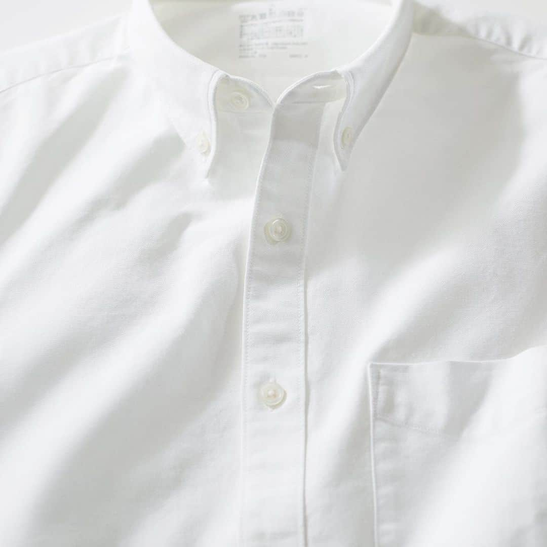 MUJI USAさんのインスタグラム写真 - (MUJI USAInstagram)「Dress the Organic Cotton Oxford Shirts up or down. Wear layered and unbuttoned for a casual look, or with chinos for a business casual style.  Shop Men's & Women's Oxford Shirts in stores and online, now up to $10 off through September 2. #muji #mujiusa」8月25日 4時25分 - mujiusa