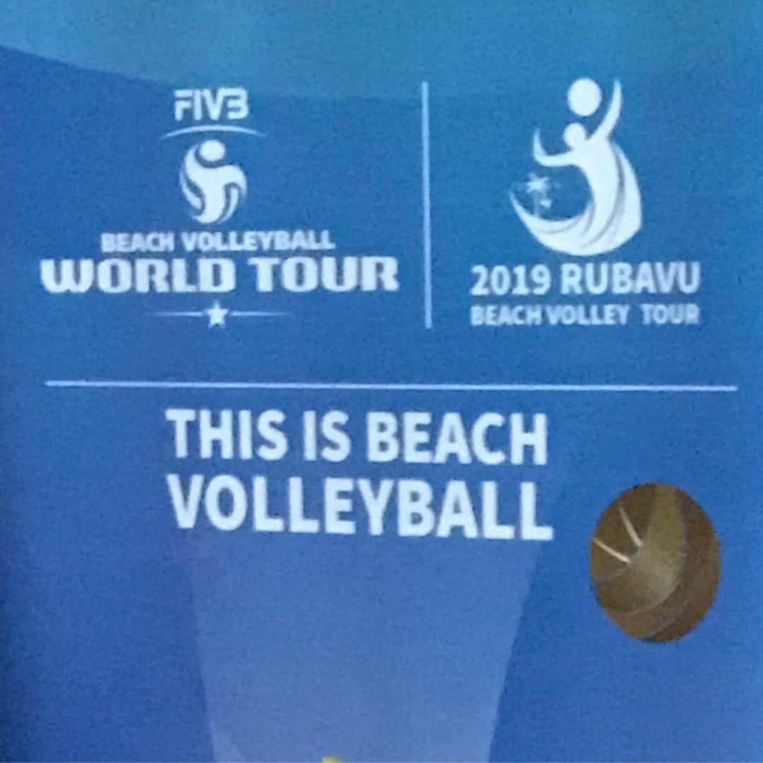 越川優さんのインスタグラム写真 - (越川優Instagram)「FIVBワールドツアー1starロード・第4戦 ルバビュ(ルワンダ🇷🇼)大会は、5位タイで大会を終えました。  ワールドツアー初めての一桁順位ですが、正直このレベル感では、表彰台上がりたかった…  優勝した @masatokurasaka @ken_shoji213 優勝おめでとう🎉🥇 (正直、悔しいけど…😝) 明日、1日半かけて、ロード最終節・ノルウェー🇳🇴に移動します🚌✈️✈️🚆 #横浜メディカルグループ 所属  #ymg  #hrdエンジニア株式会社  #加賀電子株式会社  #株式会社朋栄社  #和興通信工業株式会社  #株式会社かとり  #株式会社デューク  #エルバランスアイズ  #株式会社ドリームオンライン  #gallery2  #claudiopandiani  #volleyballjunky  #ルックスオティカジャパン  #luxotticajapan  #oakley  @oakleyjapan  #有限会社ベストパフォーマンス  @best.performance2002  #酒井医療株式会社  #カラダファクトリー  @platform1440  #越川優  #yukoshikawa  #beachvolleyball  #ビーチバレー  #tokyo2020  @fivbvolleyball  #fivbworldtour  #1star  #池田隼平  #森岡大生」8月25日 4時38分 - yu_koshikawa