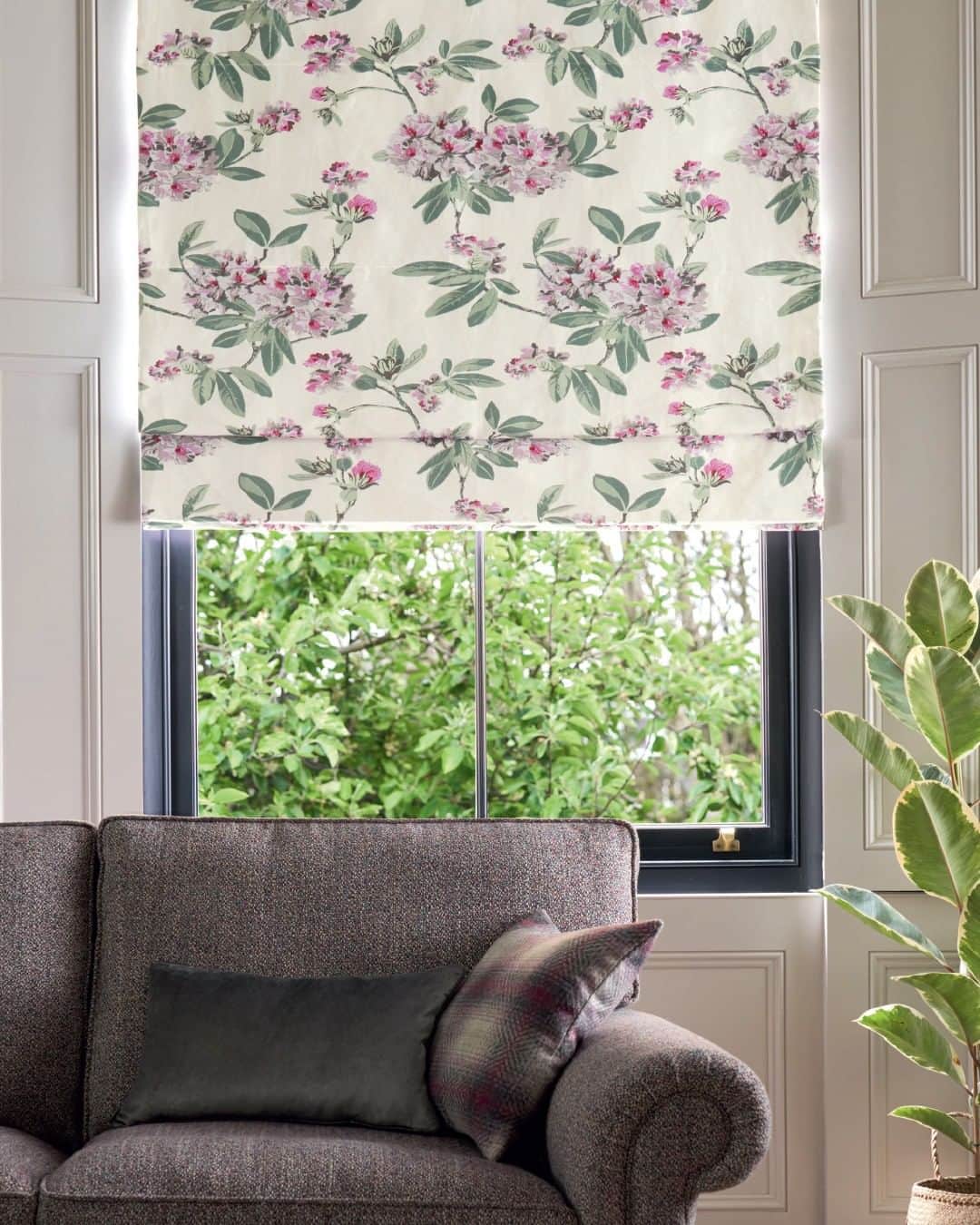 ローラアシュレイのインスタグラム：「Choose from over 130 fabrics for your Made to Measure Roman blinds and enjoy 40% off* for this weekend only!」