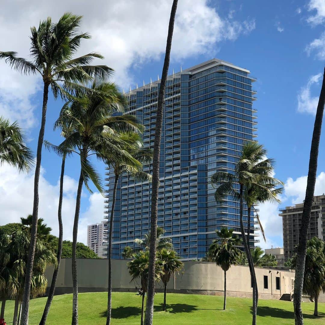 Trump Waikikiさんのインスタグラム写真 - (Trump WaikikiInstagram)「Trump Waikiki is the premiere address in Waikiki.  #trumpwaikiki  #forbesfivestar #fivestarhotelhonolulu #fivestarhotelwaikiki #luxurytravel #familytravel #multigenerationaltravel #romancetravel #Hawaiianvacation #waikiki #lethawaiihappen #visitoahu  ワイキキのランドマークのひとつ、トランプ・ワイキキ。 #トランプワイキキ  #ワイキキ #ランドマーク #5つ星ホテル #ラグジュアリーホテル #家族旅行 #ハワイでバケーション #ハワイ」8月25日 4時50分 - trumpwaikiki