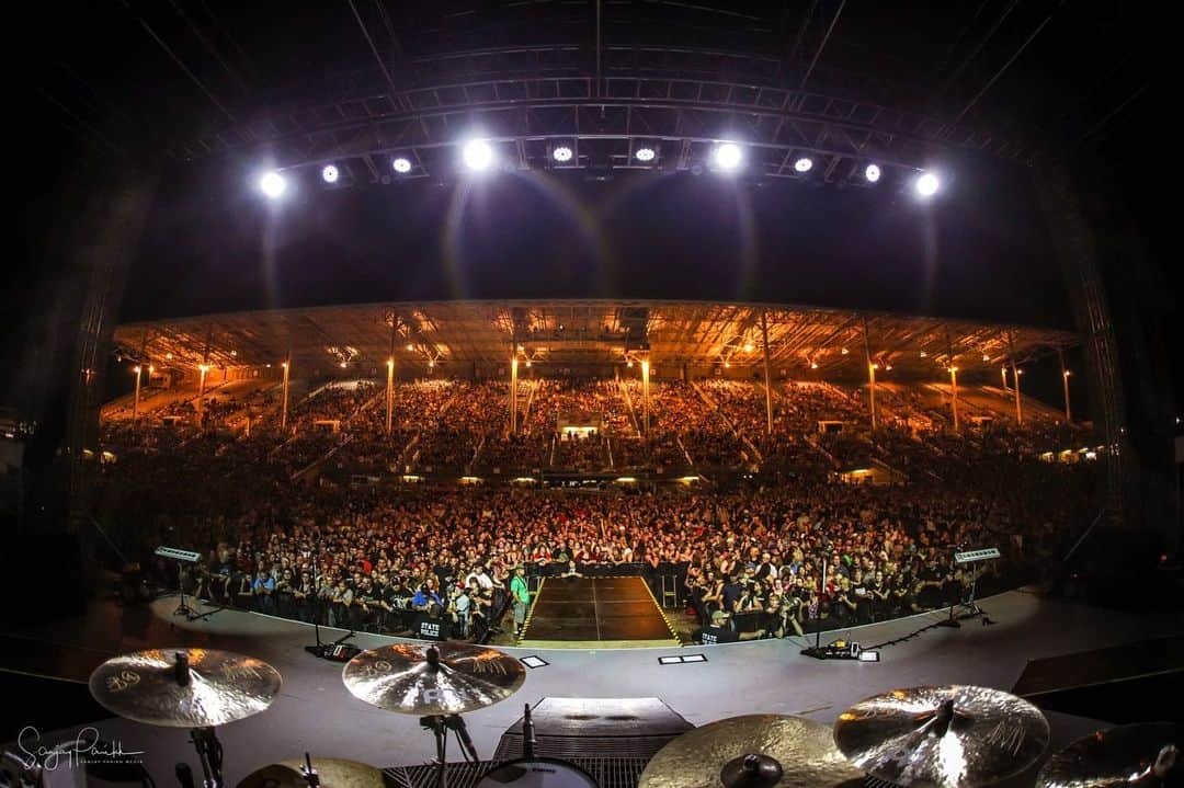 Shinedownさんのインスタグラム写真 - (ShinedownInstagram)「Shoutout to Springfield, IL, Missoula, MT and Palmer, AK!!! We encountered some truly epic crowds and locations over the last week... Next up, NY (92Y), Vegas (Smith & Myers) and the ATTENTION ATTENTION World Tour fall edition... If you’ve purchased tickets comment with 🙌🏼. If you haven’t, then GET UP ⬆️ and get on it! . Grab tickets while they still last at shinedown.com/shows. Tour kicks off in just over three weeks...🔥 . . 📷 @sanjayparikhphoto #shinedown #sdsaturdayshoutout #shoutoutsaturday #attnattnworldtour #getup #shinedownnation」8月25日 4時44分 - shinedown