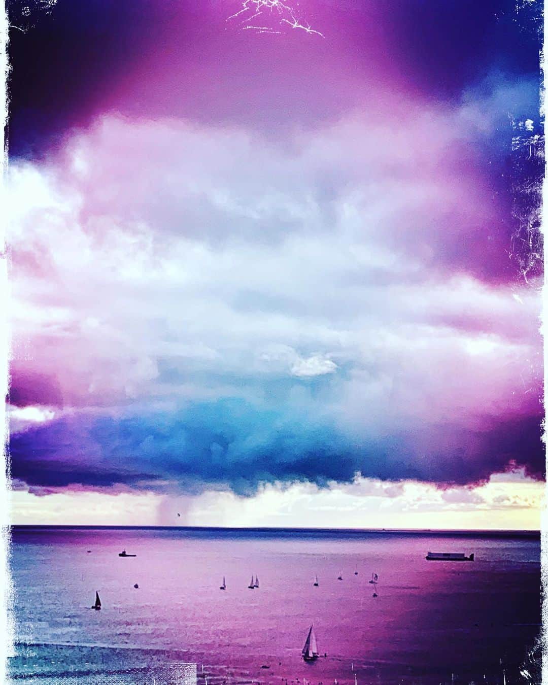ロブ・モローのインスタグラム：「Beyond the Sea. Aloha.」
