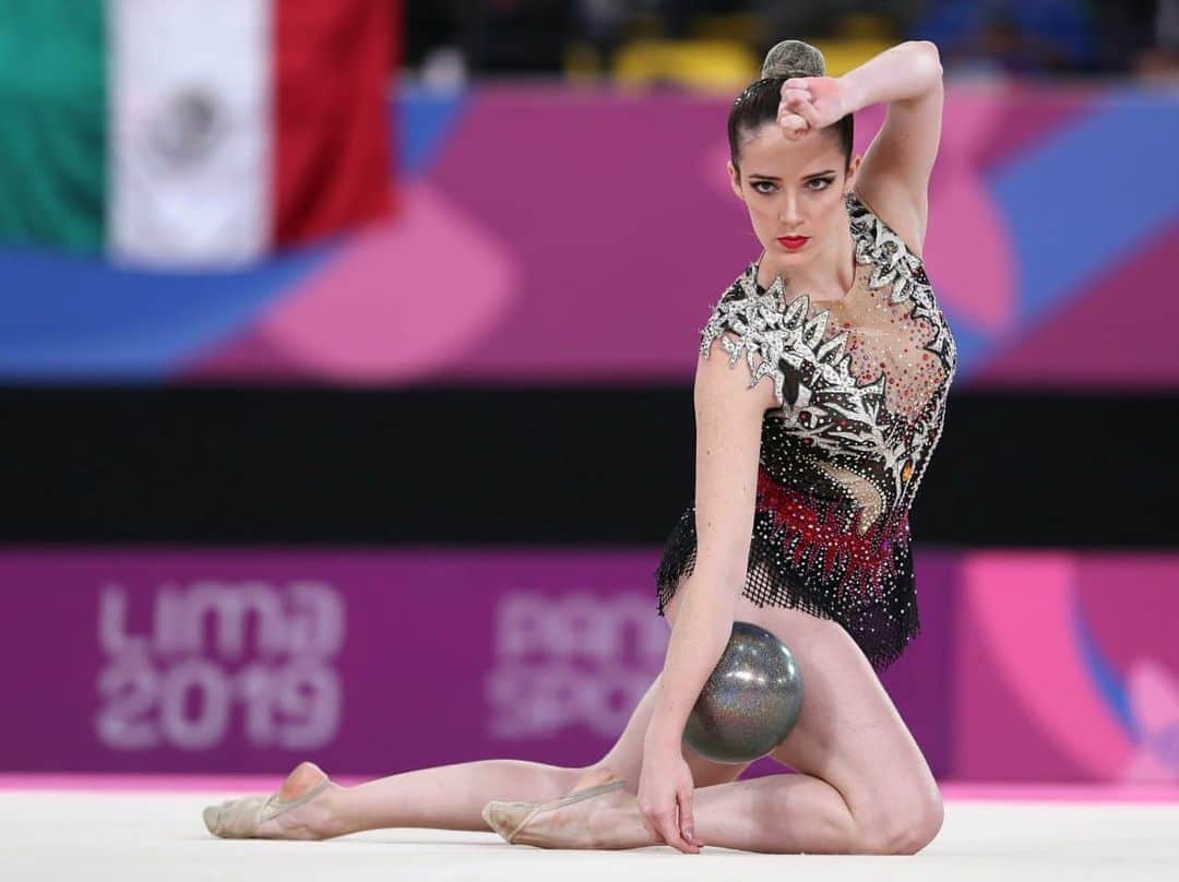 ナターリア・ガウジオのインスタグラム：「Embarcando para mais uma temporada de competições... Rússia, Portugal e Azerbaijão são nossos próximos destinos!! Muita gratidão por mais essa oportunidade e por poder fazer o que eu amo!! Que Deus abençoe nossa jornada do início ao fim... Vamos com tudo BRASIL!! 😍🙏🏼🌟✈️🇧🇷🤸🏼‍♀️💪🏼❤️ #worldcup #worldchampionship #focus #rhythmicgymnastic #love #cbg #timebrasil #kazan #portimao #baku #nextstop #caixaesportes #gymnast #faith #grateful」