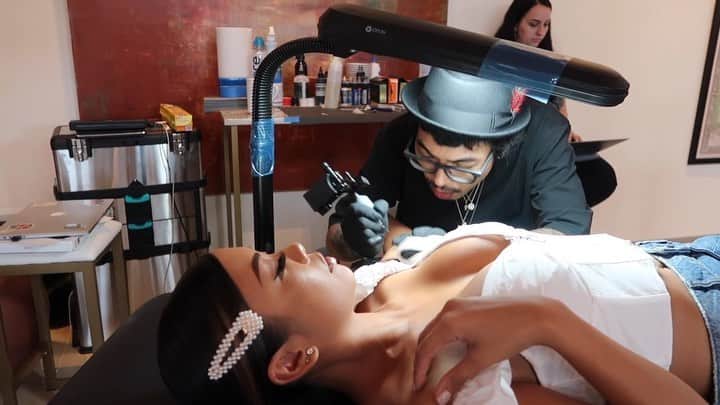 リアン Vのインスタグラム：「GOT A NEW TATTOO! 🔥 Decided to get my parents Anniversary date tattooed on me! They inspire me so much! 😍 Beyond blessed to have parents that are so in love after all these years! Because of you I know what love looks like, through the good and the bad you both worked through it together. I thank you for loving me and teaching me what love TRULY is. HAPPY ANNIVERSARY @therealmommyv @therealpapav ❤️Everyone wish them a Happy Anniversary! 🌹 Thank you @evantattoo 🙏🏽 Watch Full Vlog on YouTube: LianeV」