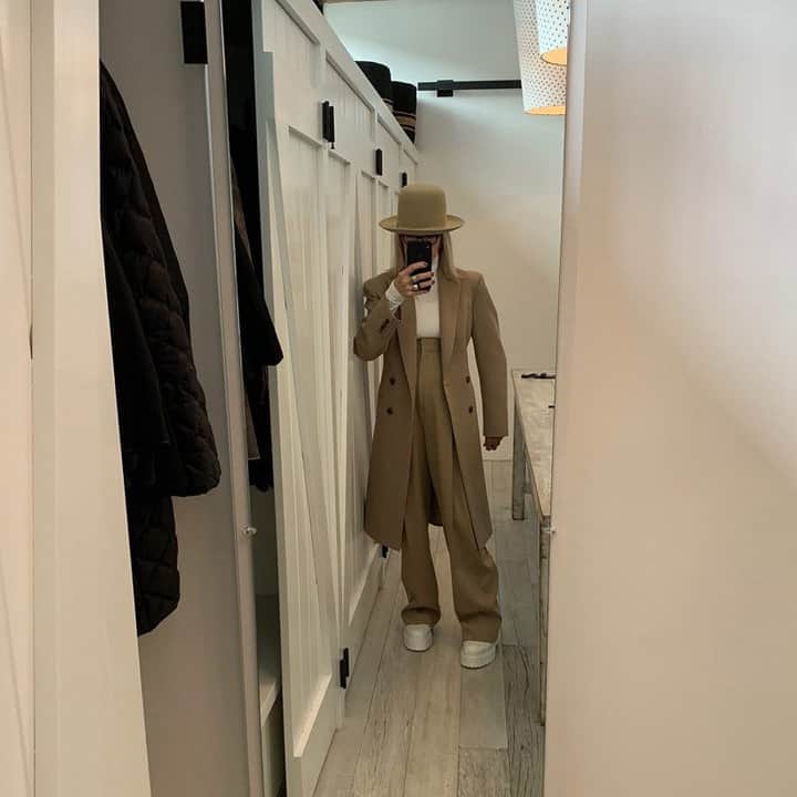 Vogue Runwayさんのインスタグラム写真 - (Vogue RunwayInstagram)「@diane_keaton has very Instagrammable street-style, no question about it—she has amassed a cult following on social media in the past few months because of it. But the latest rendition of her fearless style isn't just feed-worthy, it's also a deft play on proportion. Tap the link in our bio to see it for yourself.」8月25日 5時00分 - voguerunway
