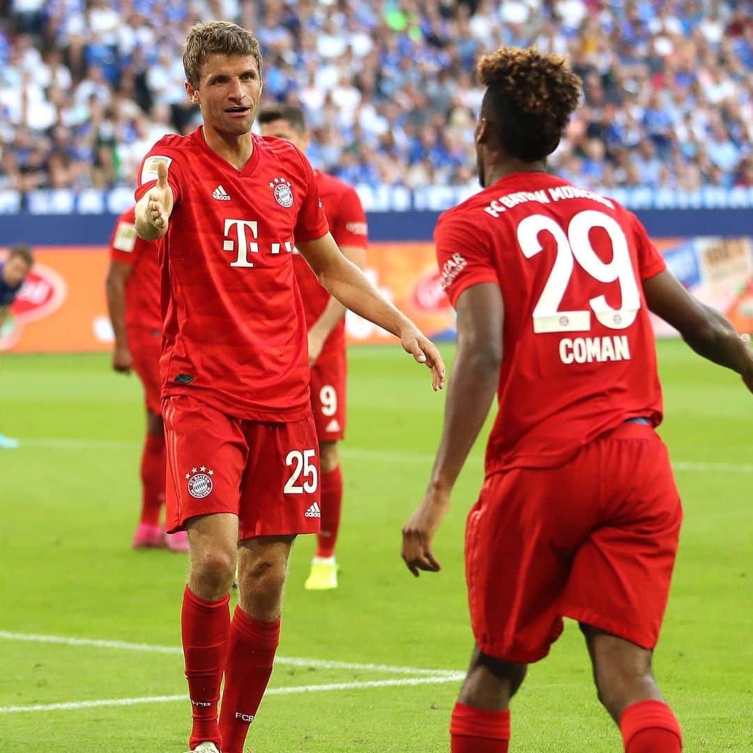 トーマス・ミュラーのインスタグラム：「Important 3:0 win against @s04. Three goals of @_rl9 ⚽️⚽️⚽️👏 We want to be back on top of the table as soon as possible 🔝 #packmas #fcbayern #esmuellert #s04fcb #dreierpacklewy #thomasmüller」