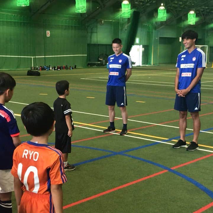 のインスタグラム：「#新潟市 ドキドキ・ワクワクふれあいサッカー教室⚽️ 新潟市内全8区で開催するサッカー教室、今日は #西蒲区 での開催🤩  元気いっぱいの #西蒲区 の子どもたち約50名と一緒にサッカーを楽しんでいるのは、 #戸嶋祥郎 選手と #岡本將成 選手。  ただいまミニゲーム開催中⚽️子どもたちの好プレーが繰り広げられています🤗  #albirex  #アルビレックス新潟」