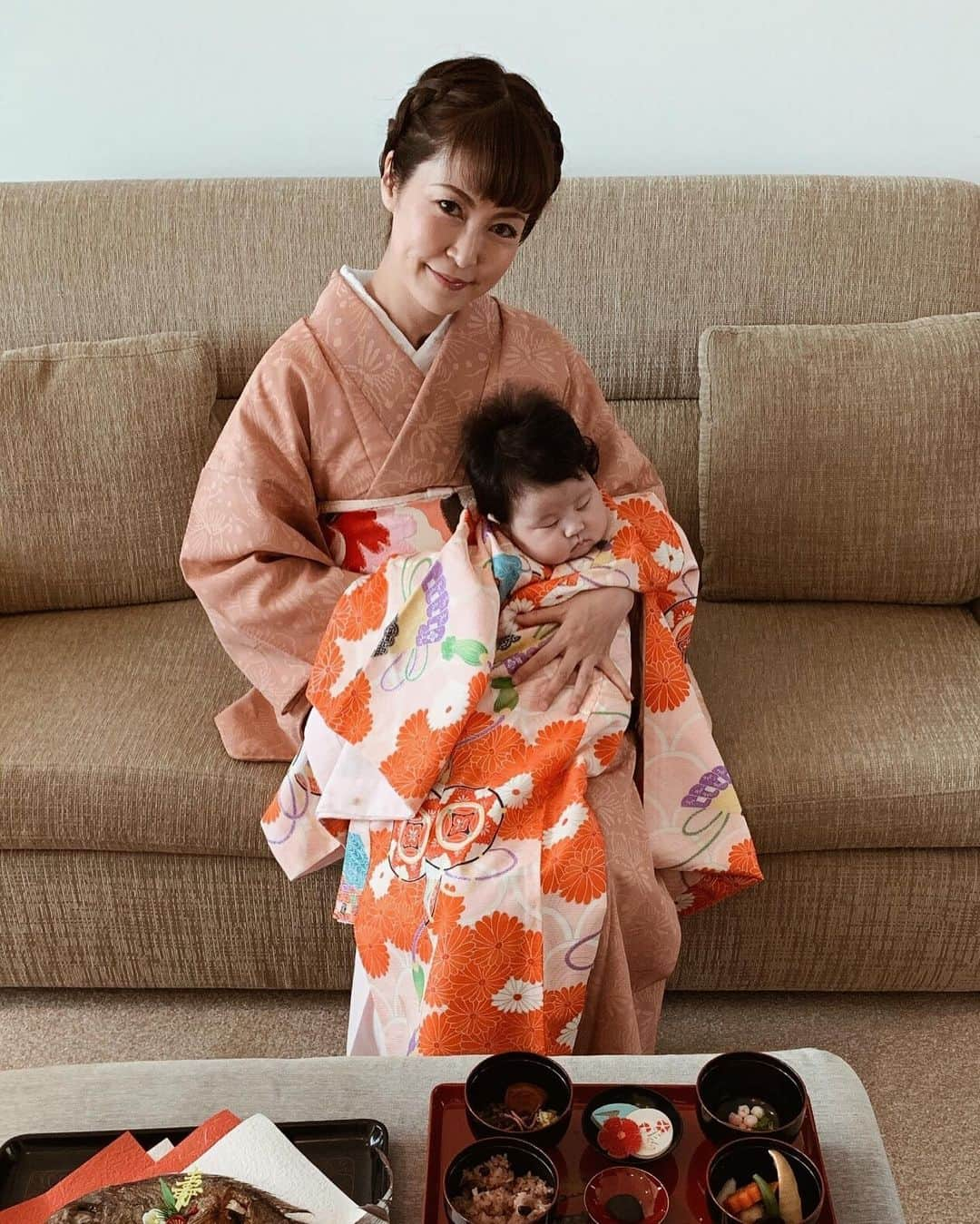 Shokoさんのインスタグラム写真 - (ShokoInstagram)「＊Lifestyle＊ Yesterday we celebrated our baby’s 6 months. I wanted to get this ring for a while, but I still had water retention from pregnancy so had to wait it out. ・ Just like how my mother passed down her kimono to me when she did my 1 month celebration, I am looking forward to pass this ring down to my daughter as well in the future. ・ It’s nothing too fancy. A rose gold ring that matches my watch. I wanted a very thin (the thinnest possible!) eternity ring. It’s very subtle and chic.」8月25日 16時00分 - simplytokyo