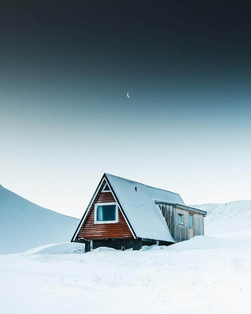 Discover Earthさんのインスタグラム写真 - (Discover EarthInstagram)「Slow it down once in a while. 🇮🇸 Tag a friend who loves winter! — 📍#DiscoverIceland — 📸 Caption and photo taken by @bensimonrehn」8月25日 16時01分 - discoverearth