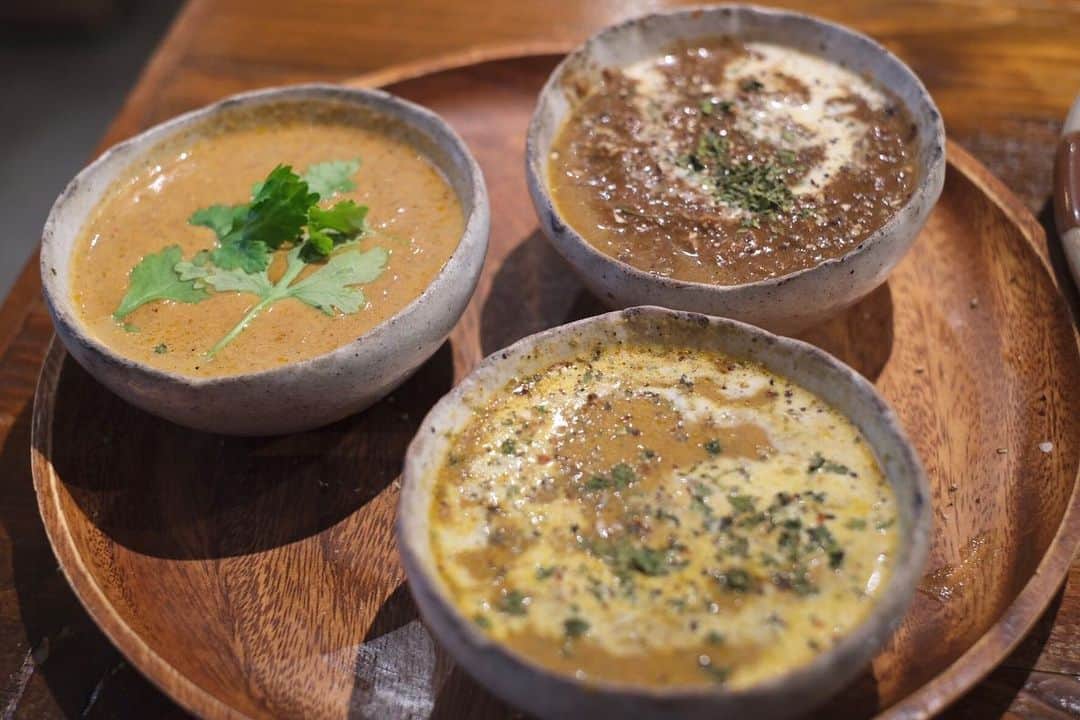 のインスタグラム：「午前の用事が長引きやっと昼食。  うまい…  バターチキン、海老、キーマの三種にライスはターメリック。  バターチキンはキリッとしててやたらごはん進むし、海老は海老の風味が物凄い広がりつつもピリッと引き締まってて美味しいし、キーマは肉の美味しさを感じるキーマだし、  全てに共通しているのは、スパイスが決して暴れることなく、食材と調和しているという事。そして旨味と程よい深みで、うまいっ！って事。スプーンが止まらなかった。  まあそんな感想どうでもよいですわ、百聞は一食に如かず、これは是非。  #西永福 #スペキエ #カレー #curry #本炭 #本日の炭水化物 #FUJIFILM X-T30で撮影」