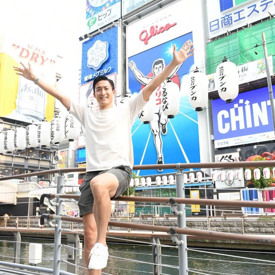 都倉賢のインスタグラム：「大阪来たらベタにこれやってみたかったんだよなぁ〜😊 でも他にこれやってるの外国人観光客だけだったわ…  リハビリのお陰でしっかり右足立ちも出来てるしいい感じ👍 photo by @kent_ozawa  #返り咲きカウントダウン #KAERIZAKI」