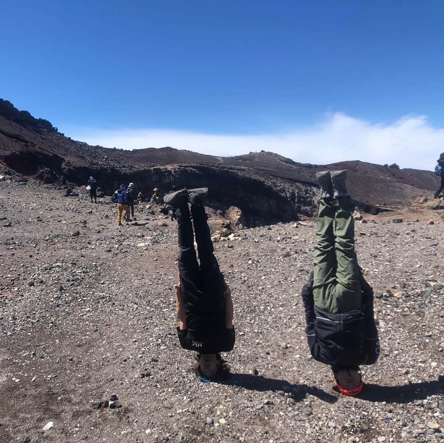 杉山宗賢さんのインスタグラム写真 - (杉山宗賢Instagram)「富士山山頂で 頭倒立が流行ってるというのでスタッフの方と挑戦 ・ 岩が多くて痛かった(苦笑 ・ #頭倒立 #headstand #倒立 #絶景 #逆立ち #アクロバット#acrobatic #風景 #富士山 #富士登山 #登山 #crime #mtfuji #静岡 #shizuoka #俳優 #actor #役者 #バラエティ #山頂 #富士山頂」8月25日 14時40分 - soken.sugiyama