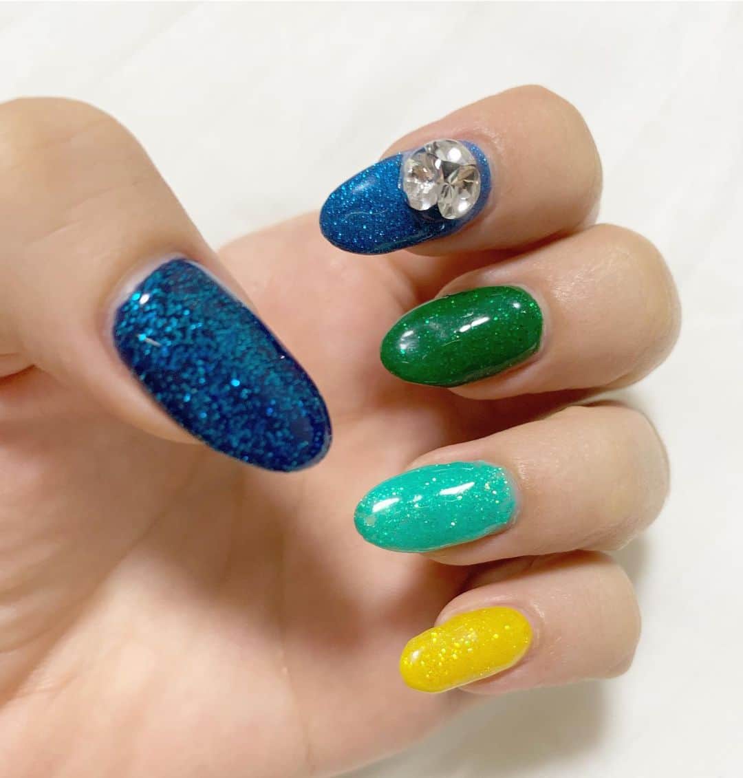 セーラのインスタグラム：「💅 #ネイル #夏ネイル #キラキラネイル #キラキラ #夏 #カラフル #カラフルネイル #nails」