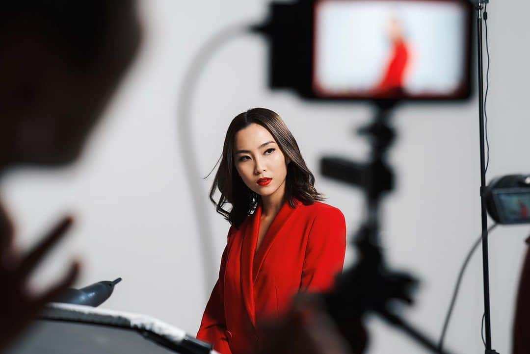 ソニアさんのインスタグラム写真 - (ソニアInstagram)「Red is the colour of ____?  For me it’s straight up chilli padi which I can’t live without 🤪🌶🌶🌶🌶 #anticlimactic  Something exciting is coming soon. Don’t miss it. @dior @diormakeup @harpersbazaarsg 🔥  PC: @nicolequek #diormakeup #redhot #beauty」8月25日 14時52分 - soniachew