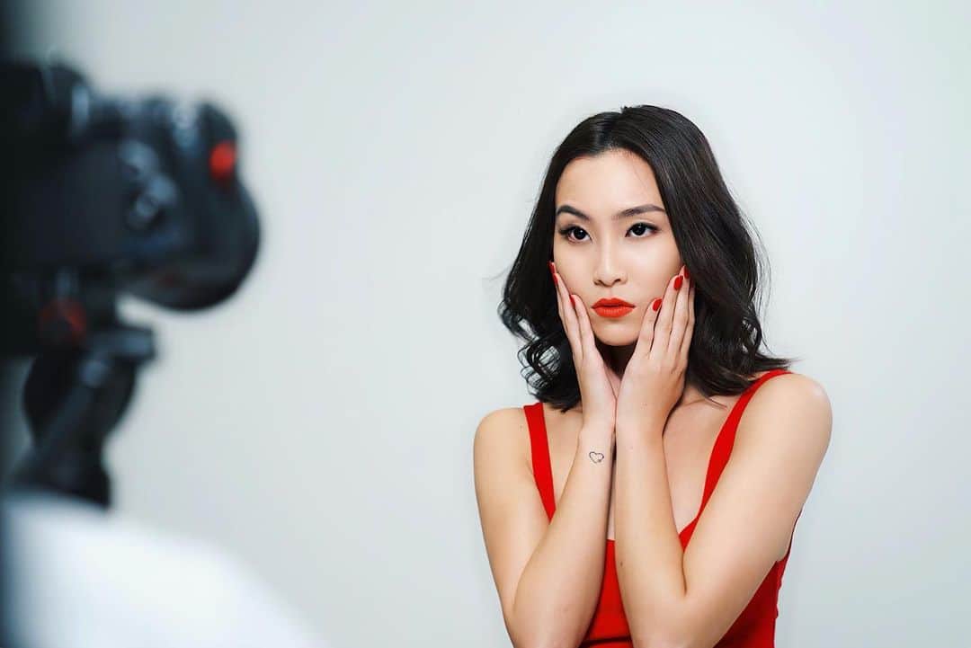 ソニアのインスタグラム：「Red is the colour of ____?  For me it’s straight up chilli padi which I can’t live without 🤪🌶🌶🌶🌶 #anticlimactic  Something exciting is coming soon. Don’t miss it. @dior @diormakeup @harpersbazaarsg 🔥  PC: @nicolequek #diormakeup #redhot #beauty」