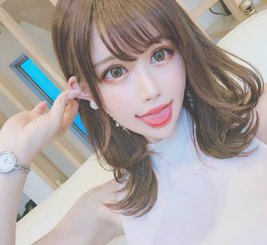 白田まい（白玉ろぷ）さんのインスタグラム写真 - (白田まい（白玉ろぷ）Instagram)「10cmくらい？ばっさり髪切りました🤭✨ 全然失恋したとかじゃないよw  女の子らしくなりたくて頑張って伸ばしてたけどロングは何となく自分には似合わなかった…(白目)  かわいくなりたいのに伸ばせば伸ばすほど自分がブスに見てえきたんだよね…😇 この髪型ワンカールでもめちゃくちゃ可愛くなるから楽ちんだしアレンジしても可愛いから本当に神…🥺✨✨ 今日は外ハネ巻きと内巻きのミックスでのアレンジしてみたよ〜💕 まだこの長さに慣れてなくてアレンジ方法模索中だけどもっと自分が可愛く見えるように努力するね…🥺💪✨ #ヘアスタイル #ヘアアレンジ #簡単ヘアアレンジ #ミディアムヘアー #ミディアム #あざとかわいい #美容室 #モテ #イメチェン #被写体 #撮影モデル」8月25日 14時47分 - sirotama0907