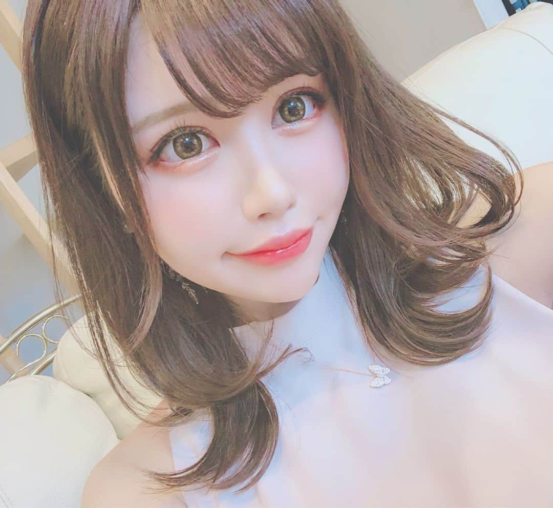 白田まい（白玉ろぷ）さんのインスタグラム写真 - (白田まい（白玉ろぷ）Instagram)「10cmくらい？ばっさり髪切りました🤭✨ 全然失恋したとかじゃないよw  女の子らしくなりたくて頑張って伸ばしてたけどロングは何となく自分には似合わなかった…(白目)  かわいくなりたいのに伸ばせば伸ばすほど自分がブスに見てえきたんだよね…😇 この髪型ワンカールでもめちゃくちゃ可愛くなるから楽ちんだしアレンジしても可愛いから本当に神…🥺✨✨ 今日は外ハネ巻きと内巻きのミックスでのアレンジしてみたよ〜💕 まだこの長さに慣れてなくてアレンジ方法模索中だけどもっと自分が可愛く見えるように努力するね…🥺💪✨ #ヘアスタイル #ヘアアレンジ #簡単ヘアアレンジ #ミディアムヘアー #ミディアム #あざとかわいい #美容室 #モテ #イメチェン #被写体 #撮影モデル」8月25日 14時47分 - sirotama0907