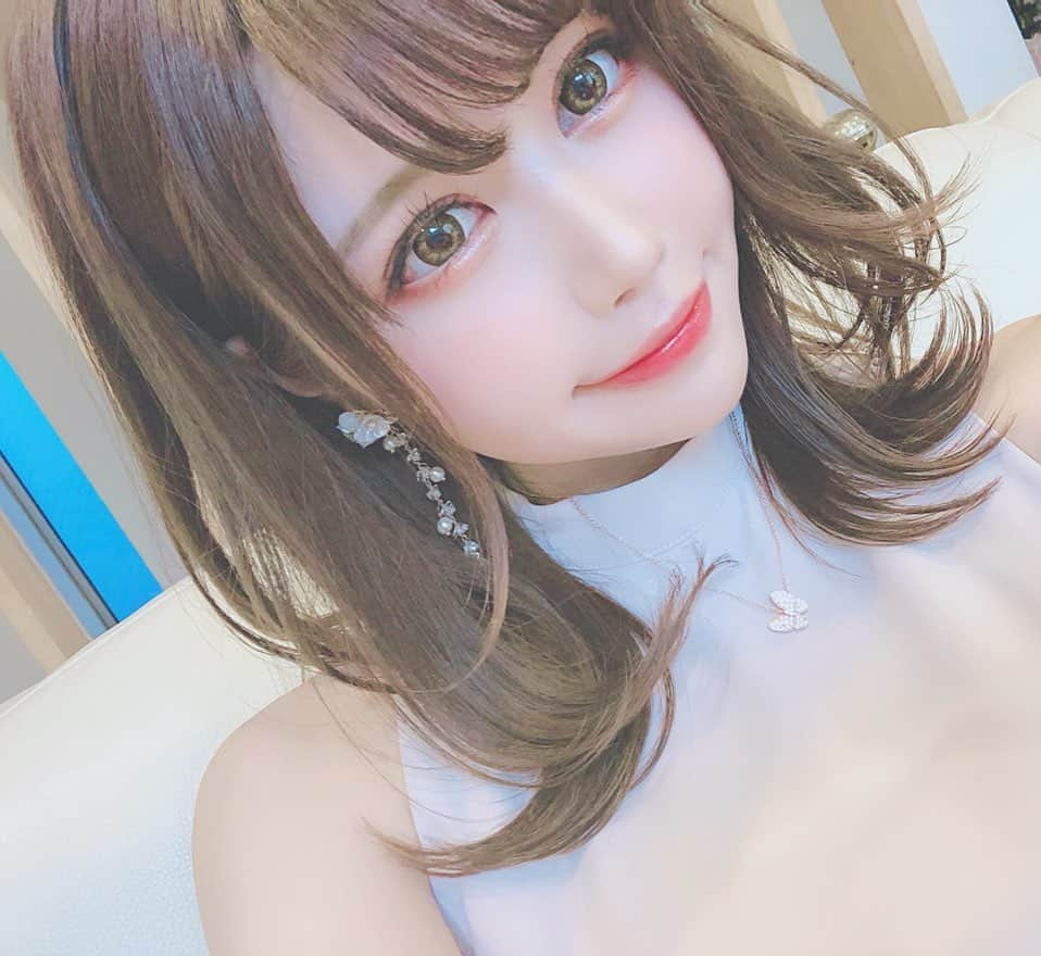 白田まい（白玉ろぷ）さんのインスタグラム写真 - (白田まい（白玉ろぷ）Instagram)「10cmくらい？ばっさり髪切りました🤭✨ 全然失恋したとかじゃないよw  女の子らしくなりたくて頑張って伸ばしてたけどロングは何となく自分には似合わなかった…(白目)  かわいくなりたいのに伸ばせば伸ばすほど自分がブスに見てえきたんだよね…😇 この髪型ワンカールでもめちゃくちゃ可愛くなるから楽ちんだしアレンジしても可愛いから本当に神…🥺✨✨ 今日は外ハネ巻きと内巻きのミックスでのアレンジしてみたよ〜💕 まだこの長さに慣れてなくてアレンジ方法模索中だけどもっと自分が可愛く見えるように努力するね…🥺💪✨ #ヘアスタイル #ヘアアレンジ #簡単ヘアアレンジ #ミディアムヘアー #ミディアム #あざとかわいい #美容室 #モテ #イメチェン #被写体 #撮影モデル」8月25日 14時47分 - sirotama0907