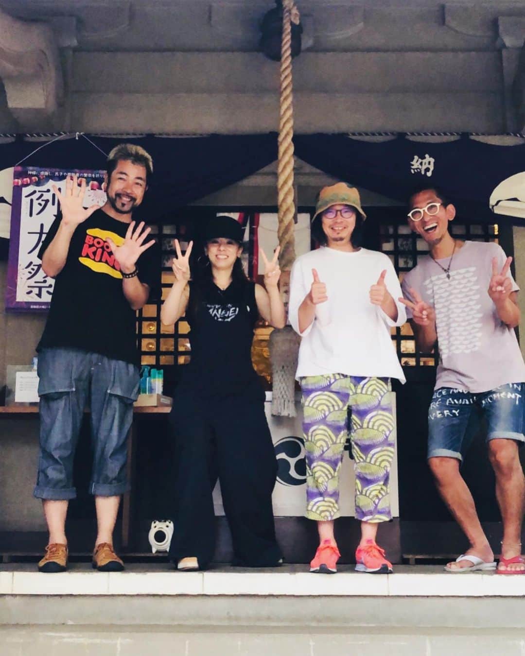 azumiのインスタグラム：「昨日リハスタの近くがお祭りだったので、休憩時間に大阪ライブの成功祈願に行って屋台でたこ焼きを買いました。楽しかった🐙8/31大阪ジャニスはSWINGOさんとパーカッションヒデローさんのアコースティックセット。そしてなんと、東京ライブのベース坂本竜太さんが急遽駆けつけてくれることに！みなさん来てねー！セットリスト変わりますよ♪ #wyolica #ワイヨリカ #二礼二拍手一礼」