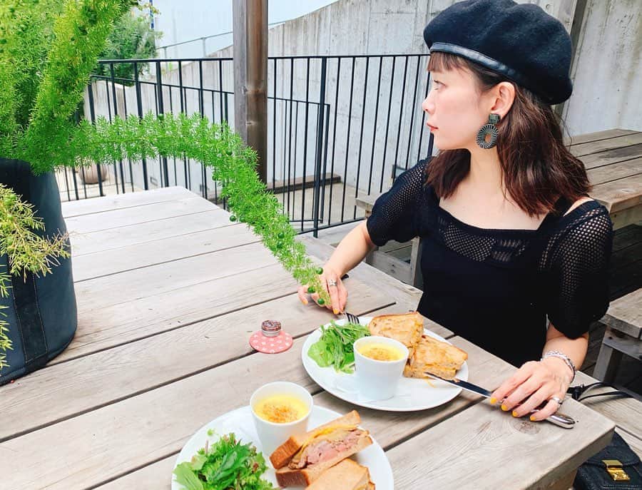 山野ゆりのインスタグラム：「今日はお休み♡お気に入りのイヤリングをつけて代官山GARDEN HOUSE CRAFTSでブランチ🍳ツナのホットサンド美味しかった♡ ✨最近ベレー帽かぶりたい病👨‍🎨 #代官山 #gardenhousecrafts #サンドイッチ #ホットサンド #🥪 #ベレー帽 #イヤリング」