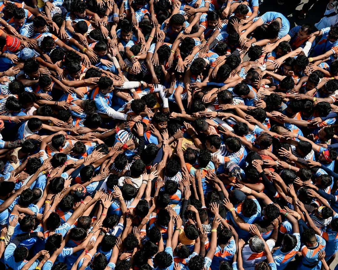 AFP通信さんのインスタグラム写真 - (AFP通信Instagram)「AFP Photo 📷 @punitpix - Hindu devotees take a vow before forming a human pyramid in a bid to reach and break a dahi-handi (curd-pot) suspended in the air during celebrations for the 'Janmashtami' festival, which marks the birth of Hindu God Lord Krishna, in Mumbai on August 24, 2019. #Janmashtami #janmashtami2019 #mumbai」8月25日 15時02分 - afpphoto