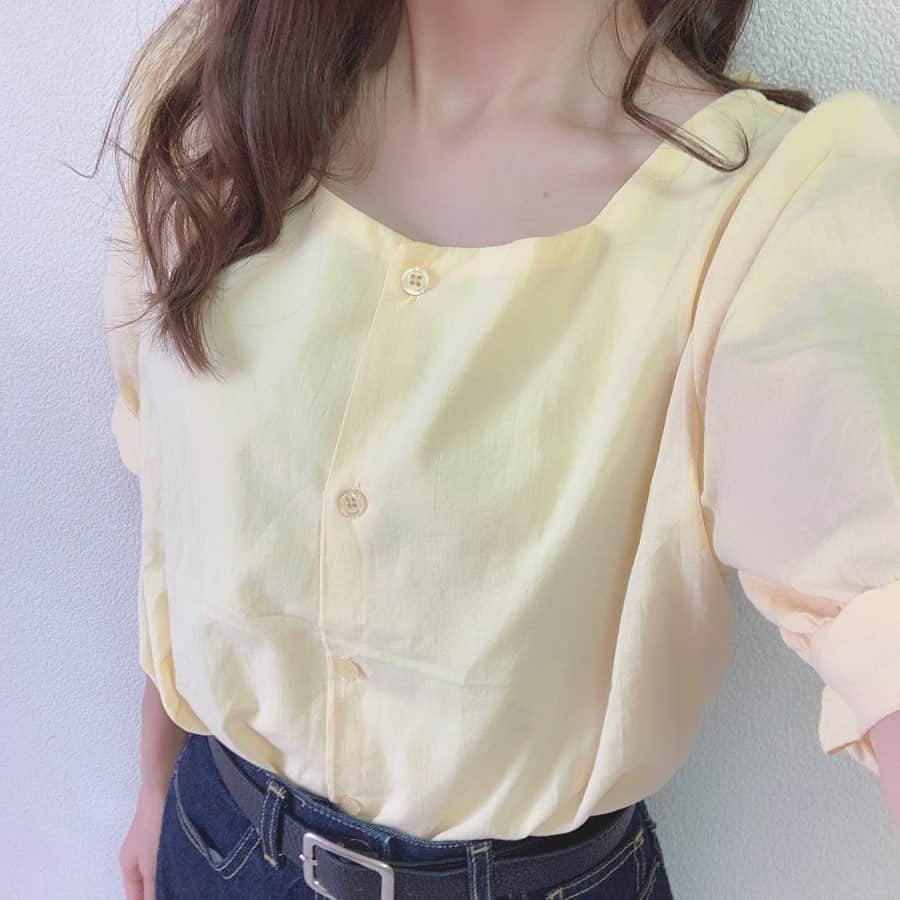 あかねぴさんのインスタグラム写真 - (あかねぴInstagram)「.﻿ ﻿ たまには、きいろ🐥🌼﻿ ﻿ 夏だから明るい色着たいってなる〜！﻿ 小物は黒が増えてきた最近、、☺️﻿ ﻿ だんだんと暑いのが収まってきた🎐♡﻿ ﻿ このトップスやベルト、バッグが﻿ 売っている @thedejou___jp で 25日の17時まで全商品15%オフしてるみたい✨﻿ ﻿ プチプラでかわいいお洋服を﻿ さらにおとくに購入できます🤔💕﻿ ﻿ #code #yellow #blouse #ootd #dejou  #me #selfie #bag #tops #koreafashion  #イエロー #ブラウス #きいろ #コーデ #ブラウスコーデ #デニム #ショルダーバッグ」8月25日 15時03分 - akanepi0426