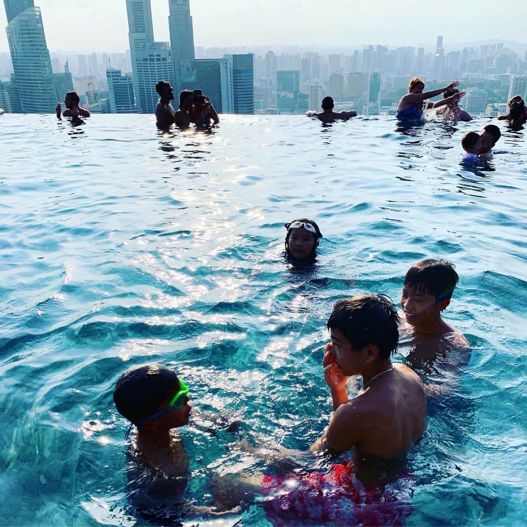 AYUMIさんのインスタグラム写真 - (AYUMIInstagram)「シンガポールの空にいるみたいなプール。 夜明けの朝の空も、昼も、夜の夜景もきれい🌈 後半はマリーナベイサンズのホテルにうつり 海外の友達家族とシンガポールで合流🇸🇬 . 水着… @_julier_ . @marinabaysands  #シンガポール🇸🇬 #家族旅行 #友達家族と #なつやすみ」8月25日 15時19分 - ayumiayunco