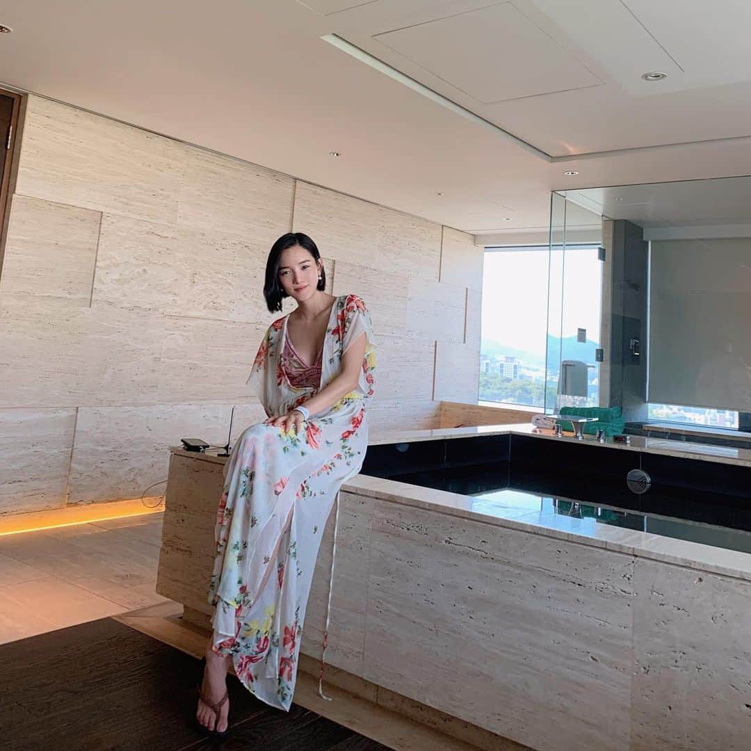キム・ボヒョンのインスタグラム：「친구들이랑 처음 해본 #호캉스 🤽🏻‍♀️🏖」