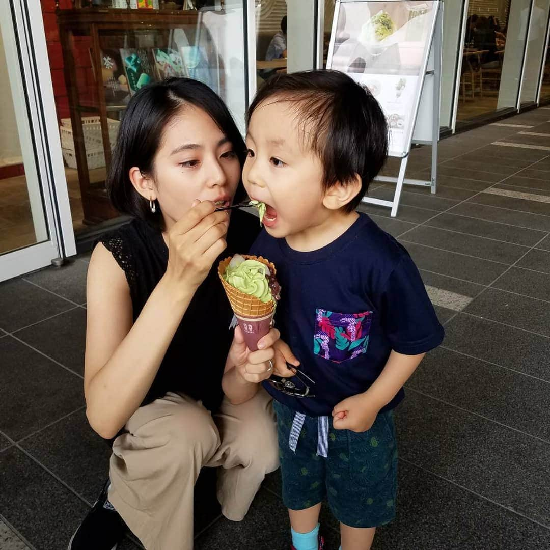 本仮屋リイナさんのインスタグラム写真 - (本仮屋リイナInstagram)「サングラス片手に抹茶ソフトを食べる2歳児🕶️🍦私ゆずりの食意地！ ソフトクリームの上にあんこと白玉を配置🍡これが大事❤️ じいっと見守るだけの娘はいじいじ👶 食べ終わって、ギャーギャー言う2歳児はすごくnoisy😱💣さあ帰ってやりましょう、炊事！🍚take it easy🎵 #おしまいだよ、じゃんっ #リイナの韻ふむシリーズ」8月25日 15時12分 - riina_motokariya