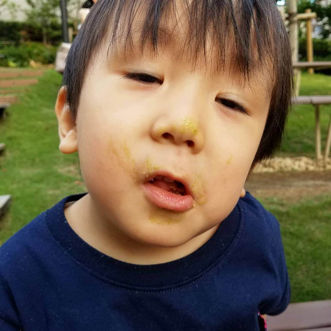 本仮屋リイナさんのインスタグラム写真 - (本仮屋リイナInstagram)「サングラス片手に抹茶ソフトを食べる2歳児🕶️🍦私ゆずりの食意地！ ソフトクリームの上にあんこと白玉を配置🍡これが大事❤️ じいっと見守るだけの娘はいじいじ👶 食べ終わって、ギャーギャー言う2歳児はすごくnoisy😱💣さあ帰ってやりましょう、炊事！🍚take it easy🎵 #おしまいだよ、じゃんっ #リイナの韻ふむシリーズ」8月25日 15時12分 - riina_motokariya