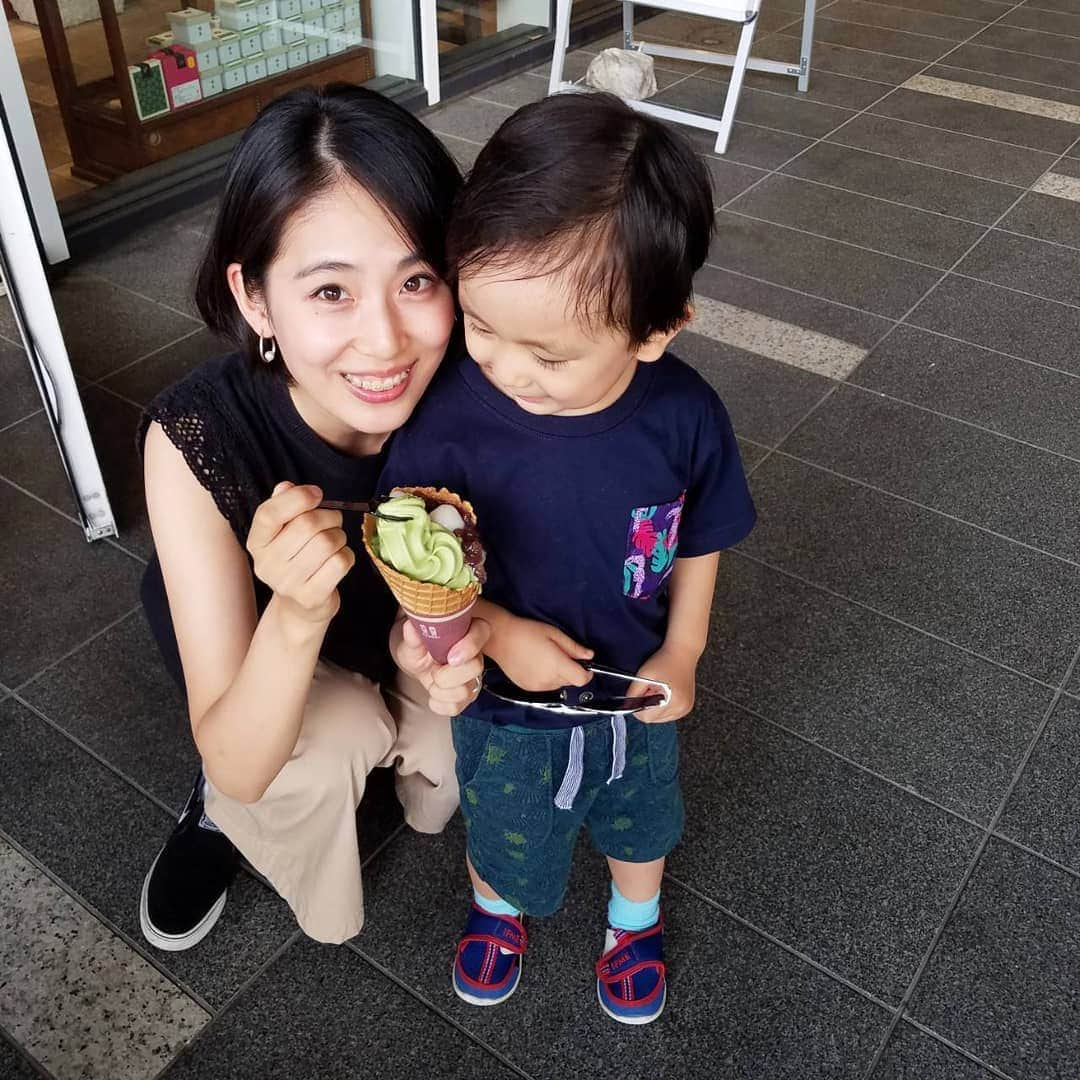 本仮屋リイナさんのインスタグラム写真 - (本仮屋リイナInstagram)「サングラス片手に抹茶ソフトを食べる2歳児🕶️🍦私ゆずりの食意地！ ソフトクリームの上にあんこと白玉を配置🍡これが大事❤️ じいっと見守るだけの娘はいじいじ👶 食べ終わって、ギャーギャー言う2歳児はすごくnoisy😱💣さあ帰ってやりましょう、炊事！🍚take it easy🎵 #おしまいだよ、じゃんっ #リイナの韻ふむシリーズ」8月25日 15時12分 - riina_motokariya