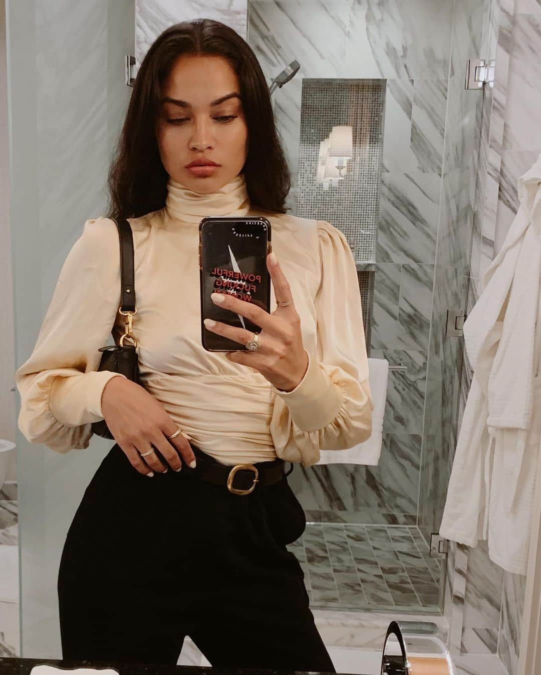シャニーナ・シャイクのインスタグラム：「OOTN - peaches n cream 👄」