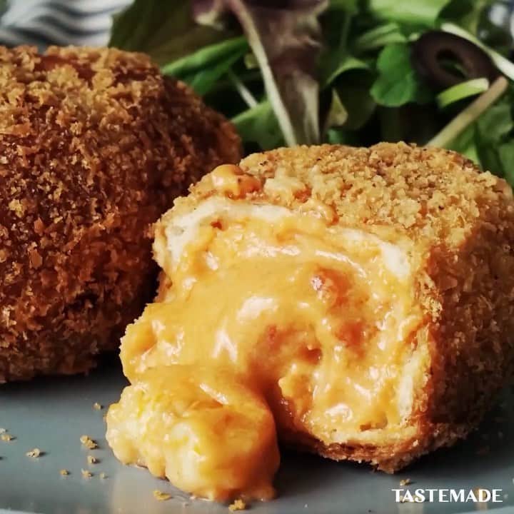 のインスタグラム：「【こりゃたまらんわい】濃厚えびクリーム揚げパン🦐⠀⠀⠀⁠⠀ ⠀⠀⠀⠀⁠⠀ スマホアプリはレシピを簡単に探せるよ📲⠀⠀⠀⁠⠀ ダウンロードはプロフィールのURLをクリック👆⠀⠀⠀⁠⠀ ⠀⠀⠀⠀⁠⠀ ■材料⠀⠀⠀⁠⠀ ・ロールパン 2個⠀⠀⠀⁠⠀ ⠀⠀⠀⁠⠀ 《海老クリーム》⠀⠀⠀⁠⠀ ・海老 4尾⠀⠀⠀⁠⠀ ・塩コショウ 少々⠀⠀⠀⁠⠀ ・バター 10g⠀⠀⠀⁠⠀ ・薄力粉 10g⠀⠀⠀⁠⠀ ・牛乳 150cc⠀⠀⠀⁠⠀ ・アンチョビソース 小さじ1/2⠀⠀⠀⁠⠀ ・トマトソース 大さじ2⠀⠀⠀⁠⠀ ・とろけるチーズ 10g⠀⠀⠀⁠⠀ ⠀⠀⠀⁠⠀ ・水溶き天ぷら粉 適宜⠀⠀⠀⁠⠀ ・パン粉（細びき） 適宜⠀⠀⠀⁠⠀ ・サラダ油 適宜⠀⠀⠀⁠⠀ ⠀⠀⠀⁠⠀ ・ベビーリーフ⠀⠀⠀⁠⠀ ・レモン⠀⠀⠀⁠⠀ ・ブラックオリーブ⠀⠀⠀⁠⠀ ⠀⠀⁠⠀ ■手順⠀⠀⠀⁠⠀ 【事前準備】⠀⠀⠀⁠⠀ ・海老は背ワタを取り、塩コショウで下味を付けておく⠀⠀⠀⁠⠀ ⠀⠀⁠⠀ 1.ロールパンに切れ込みを入れ、真ん中をスプーンで潰しておく⠀⠀⠀⁠⠀ 2.フライパンにバターを中火で溶かし、下味が付いた海老を焼く⠀⠀⠀⁠⠀ 3.薄力粉を入れて炒め、牛乳とアンチョビソース、トマトソース、とろけるチーズを入れとろみがつくまで混ぜる⠀⠀⠀⁠⠀ 4.バットに移し、冷蔵庫で15分～冷やす（海老クリーム）⠀⠀⠀⁠⠀ 5.切れ込みを入れたロールパンに海老クリームを詰め、水溶き天ぷら→パン粉を付け、170℃の揚げ油で揚げる⠀⠀⠀⁠⠀ ⠀⠀⁠⠀ #food #foodie #cooking #recipe#tastemade #japan #japanese#japanesefood #料理 #クッキング #レシピ #おうちご飯 #おうちごはん #⠀⁠⠀ ⠀⠀⁠⠀ おうちカフェ #ランチ #お昼ごはん #ディナー #夜ごはん #揚げパン #海老クリーム⁠⠀ ⁠⠀ #テイストメイドジャパン をつけて投稿してね❤️⁠⠀」
