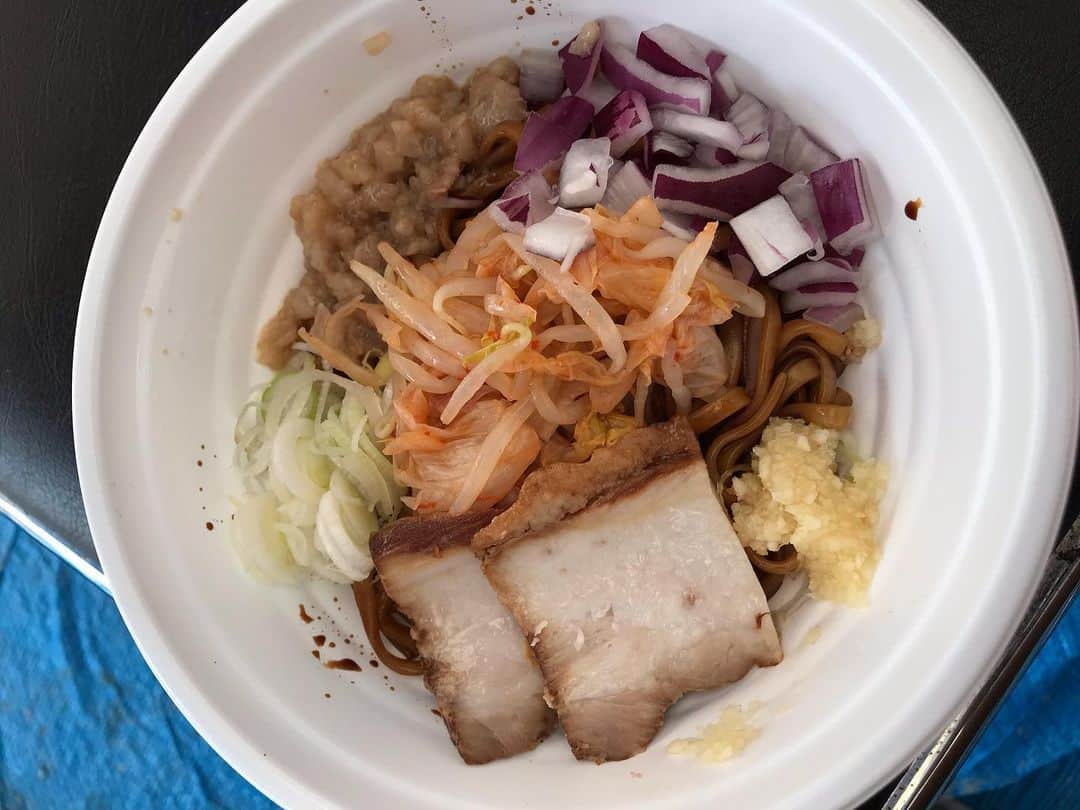 のインスタグラム：「【滋賀T麺会】のまぜそばも！ ニンニク玉ねぎパンチ効いてました！👊👊👊 #セーブザバースデー  #savethebirthday  #まぜそば #滋賀T麺会」