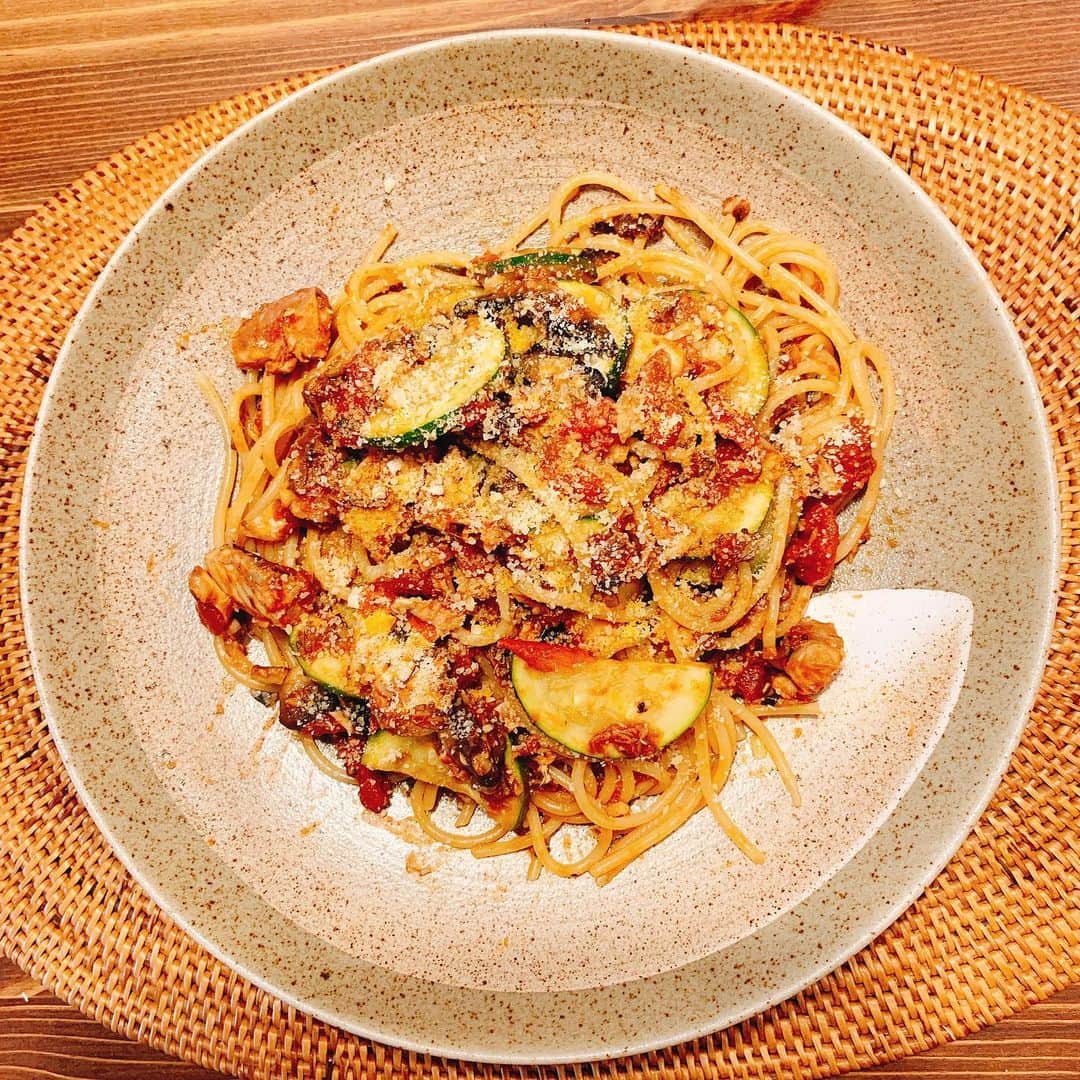 星村麻衣のインスタグラム：「24時間テレビ観ながらサバ缶とズッキーニとマッシュルームのトマトパスタ作ってみた🍴😋 #lunch  #cooking  #pasta #サバ缶便利」