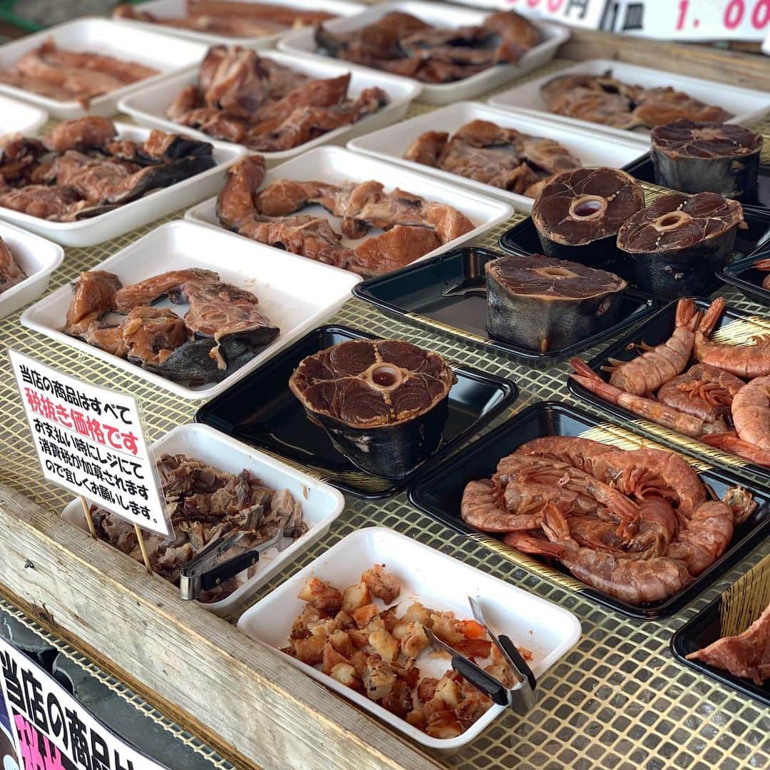 のインスタグラム：「#茨城 の #那珂湊おさかな市場 に ﻿ 行って来ました。﻿ ﻿ 安くて新鮮なお魚がいっぱい！﻿ ﻿ 1.マグロのしっぽの煮付け﻿ 2.生牡蠣﻿ 3.夫が食べた生牡蠣﻿ 4.お願いしたその場で開いてくれます。﻿ 5.イナダが二本で500円😳😳﻿ 6. 市場内の回転寿司 #ヤマサ水産市場寿司 でお昼。﻿ ネタが大きくて大満足。﻿ 9. その後寄った #竜神大橋 で﻿ バンジージャンプ！...を見ただけ😅😅﻿ ﻿ 私は絶対やりたくないけど﻿ 夫はやってみたいんだって😵😵﻿ その気持ち、まーーーったくわかりません😣  #なかみなと魚市場 #大洗 #茨城観光 #茨城観光スポット #那珂湊港 #那珂湊」