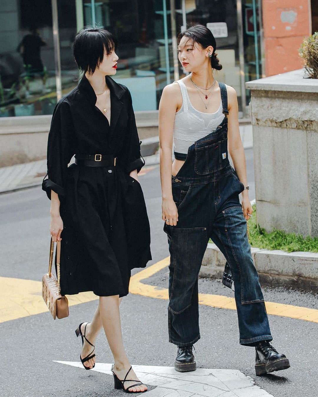 가로수길 , Seoulのインスタグラム：「Seoul Street Fashion Style Thx @sola5532 @mulan_bae  서울에서 만난 탑 모델 최소라, 배윤영 서울인지 파리인지😏 . . #写真 #outfitideas #styleoftheday #ファッション #フォトグラファー #instafashion #파리 #東京 #서울패션위크 #sfw #오오티디 #nyc #koreafashion #패션그램 #womenswear #nyfw #데일리그램 #outfit #ootd #street #streetfashion #streetphoto #가로수길 #이태원 #사진 #스트릿패션 #모델 #wiwt #nyfw #pfw」