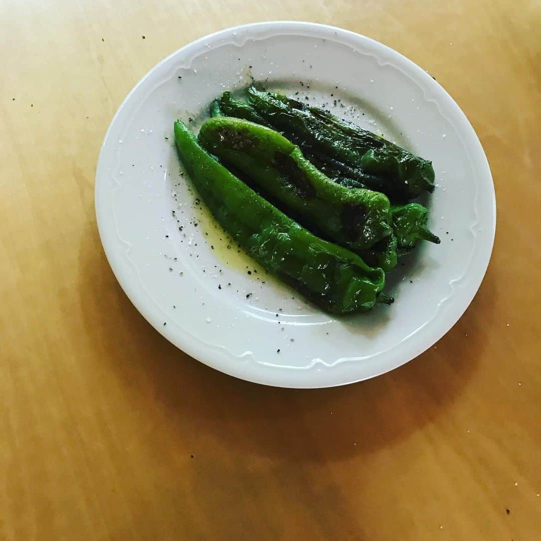 椎名直子さんのインスタグラム写真 - (椎名直子Instagram)「御代田のあかね会に。  オクラの花。 はじめてみました。  どうやって食べるのかときくと、おひたしにしたり、そのまま生でサラダでも。、とのこと。  早速おひたしに。  ヌルッとしゃきっと美味しかった。」8月25日 15時45分 - natadecoco