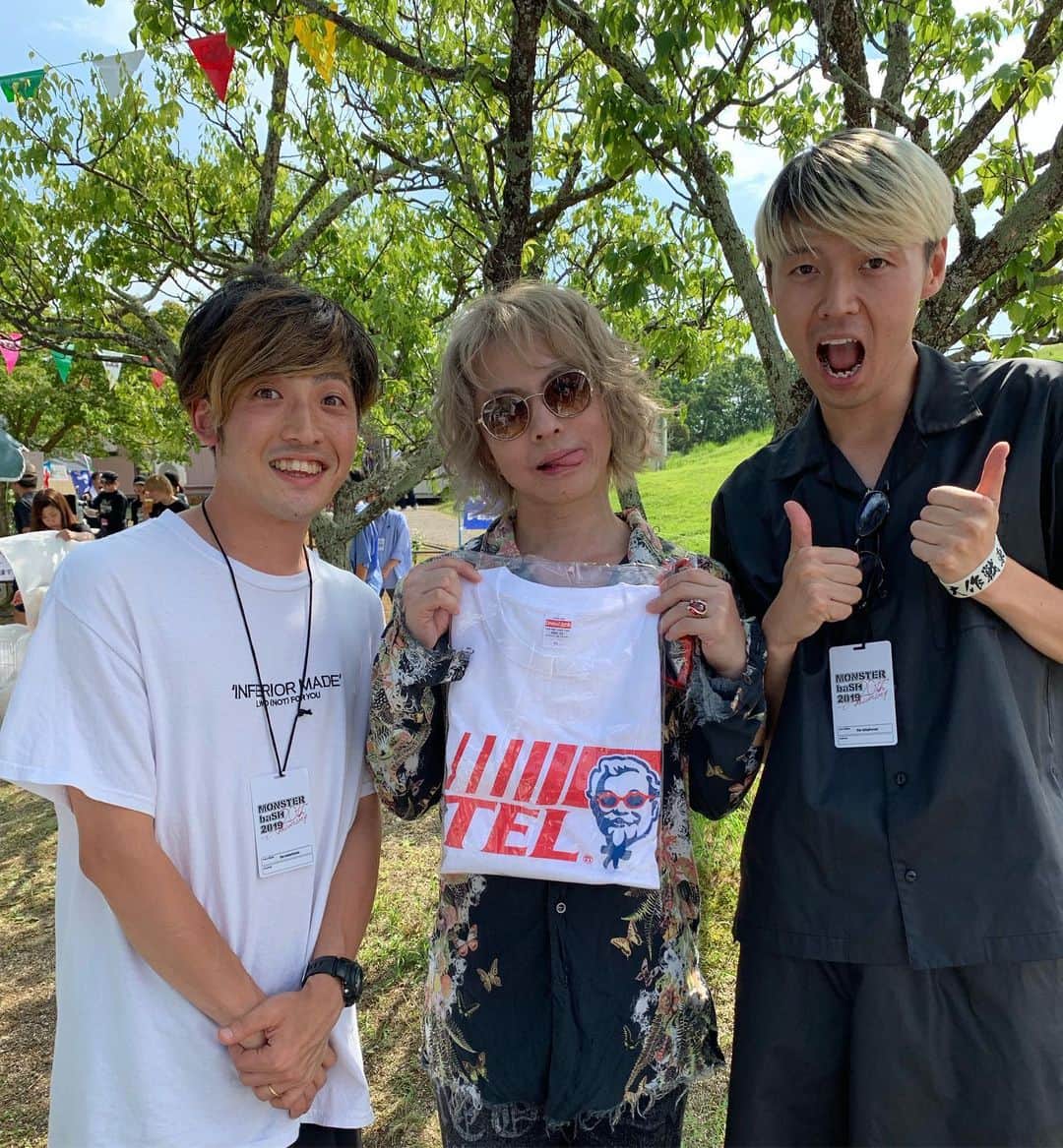 のインスタグラム：「モンバスにて、HYDEさんとお話してグッズ渡して写真を撮っていただきました！  HYDEさんがいなかったら、こうしてthe telephonesでステージに立っていないと断言できます！  まだまだ頑張ります！！！ #HYDE #モンバス #thetelephones  #HYDEさんほんと素晴らしい人です」