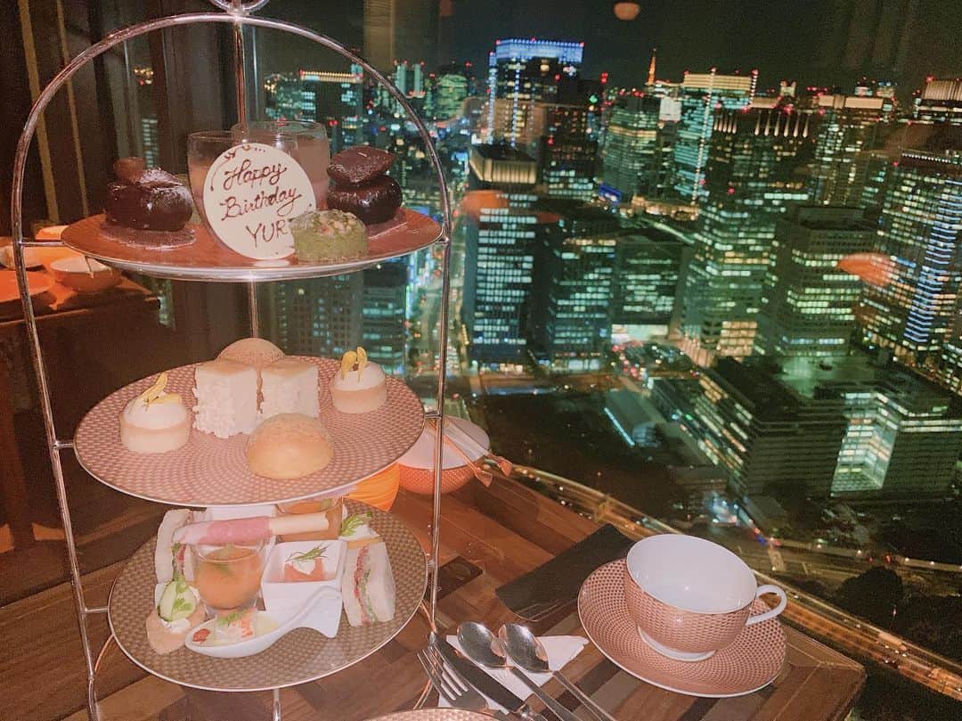 肥田佳菜子のインスタグラム：「ゆりさんのお誕生日🎂💕 #マンダリン #マンダリンオリエンタル東京 #mandarinoriental #オリエンタルラウンジ #afternoontea #アフタヌーンティー #birthday」