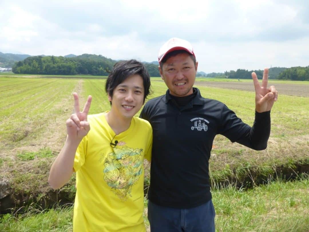 24時間テレビ42 愛は地球を救うのインスタグラム：「. 日本各地にお邪魔して、皆さんの家族や友達、恩師などへの様々な「新たな時代の目標」など、今年のテーマ「人と人」を突撃インタビュー！ 二宮和也は滋賀県長浜市へ。 畑のおっさんが会いたいのは芸能人！でも二宮に気付かない…その理由は！？ . ⏰この後夕方4時15分ごろから！ #24時間テレビ42」