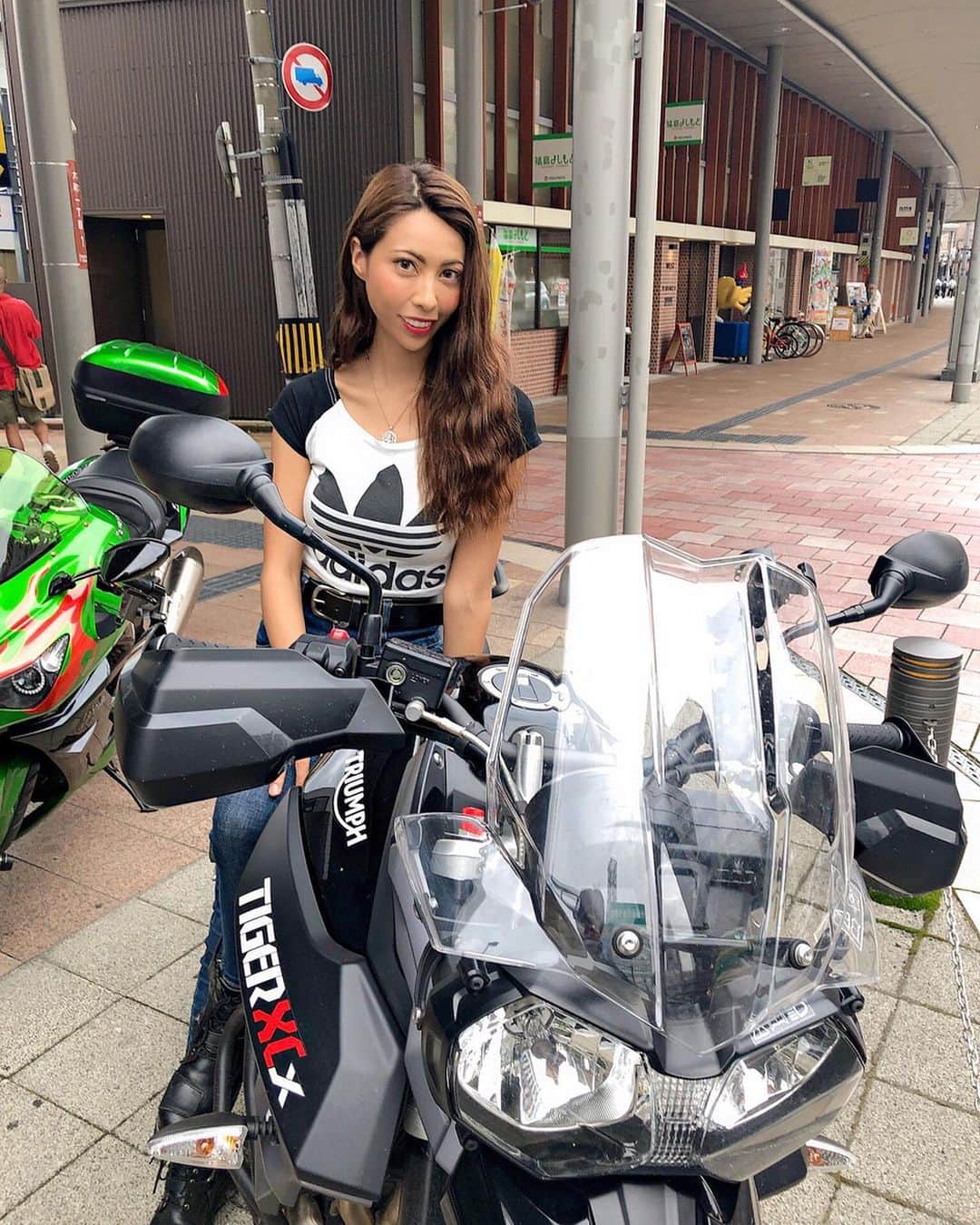 CAMIRAさんのインスタグラム写真 - (CAMIRAInstagram)「はじめての福島行ってきました〜。 福島感ゼロの写真😂😂行った先は霧がかかってたり雨が降ったりで結局ホテルの前に着いてしまいました🤭笑 #バイク女子#バイク#バイクのある風景#バイクのある生活#バイクが好きだ#バイク好きな人と繋がりたい#タイガー800#ガールズバイカー#アドベンチャー#アドベンチャーバイク #tiger800#bike#bikegirl#motocycle#bikelife#streettriple#motorcycle#motorcycle_moment#motorcyclegirl#bike_japan#adventurebike#adventurerider」8月25日 7時01分 - camila.528