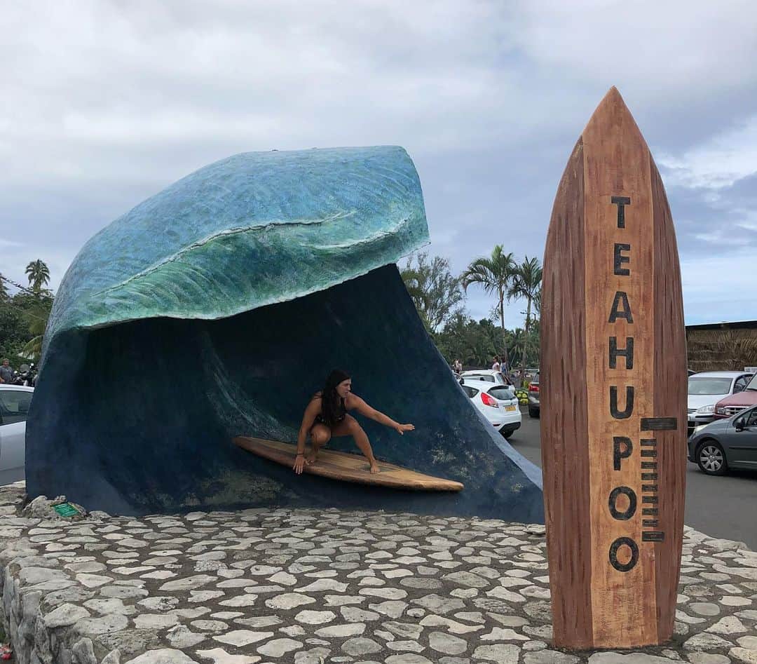 マッケンジー・ダーンのインスタグラム：「The Tahiti pro teahupo’o is on right now and I am missing my trip there last year!!! One of the best places I have ever been!」