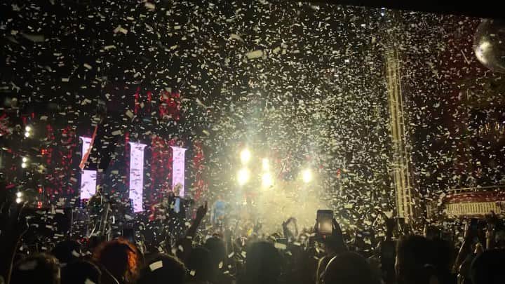 メイヤー・ホーソーンのインスタグラム：「What a time to be alive. Thank you LA 🙌🏼 San Diego tonight - last stop! Lettin’ it all hang out. 11 tickets left at the door. Video and wild shrieking by @mariaecorpuz」