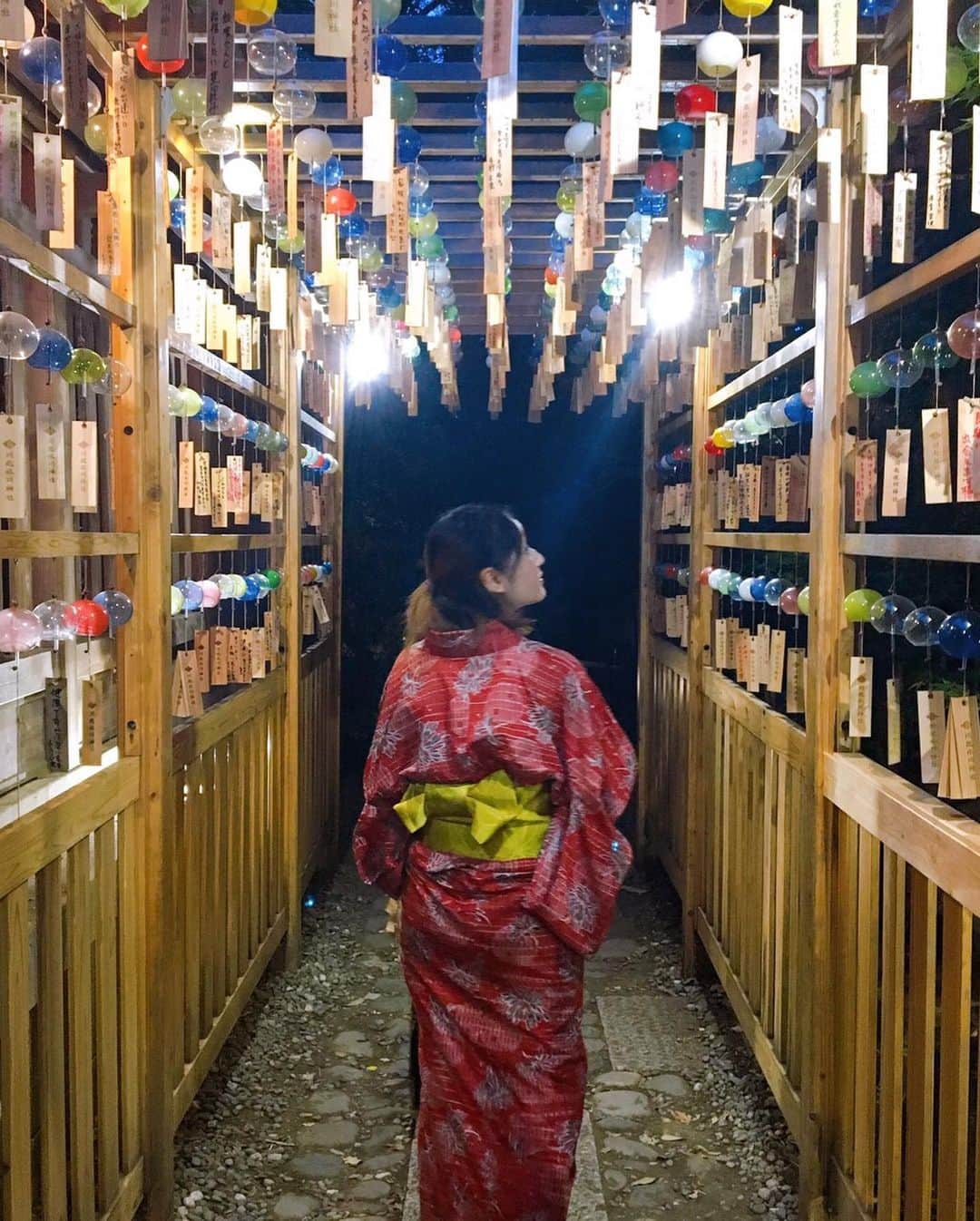 希月紫帆のインスタグラム：「この間、風鈴まつりに行ってきました～  様々な色の風鈴がとても綺麗でした！  夜に風が強くなったおかげで とても心地の良い音色を 聴くことが出来ました...♪*ﾟ」