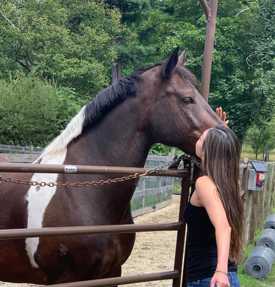 和央ようかさんのインスタグラム写真 - (和央ようかInstagram)「Telling seacret 2 🤫😘🐴 内緒話2🤫😘🐴 #takakonystylin🍎 #ny🍎 #nylife #lifestyle #yokawao#和央ようか #内緒話」8月25日 7時18分 - yokawao0215