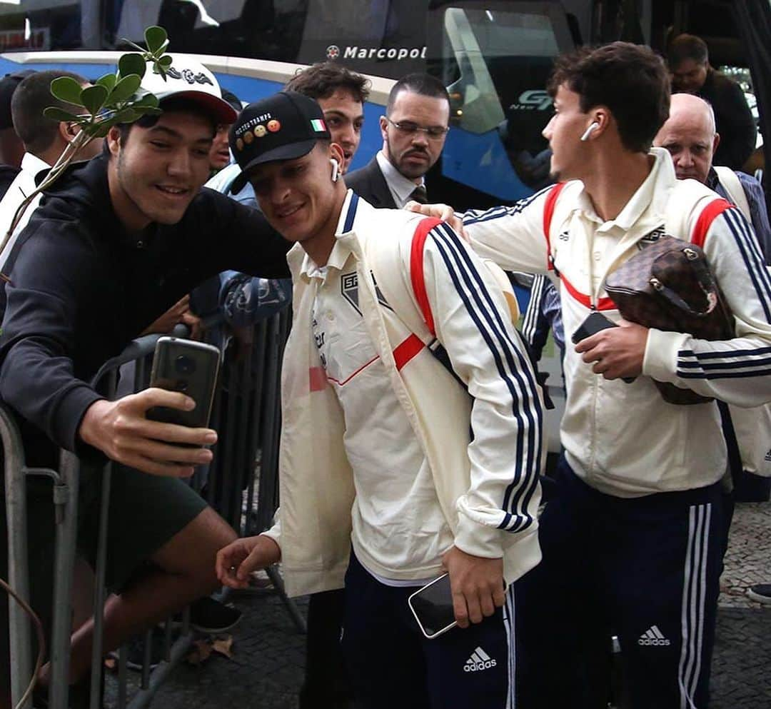 São Paulo FCさんのインスタグラム写真 - (São Paulo FCInstagram)「📍 Rio de Janeiro, estamos na área! O Tricolor desembarcou na capital carioca para enfrentar o Vasco, neste domingo, às 16h, em São Januário. Mais um grande desafio pela frente! #VamosSãoPaulo 🇾🇪 ⠀⠀⠀⠀⠀⠀⠀⠀⠀ 📸 Rubens Chiri / saopaulofc.net」8月25日 7時11分 - saopaulofc