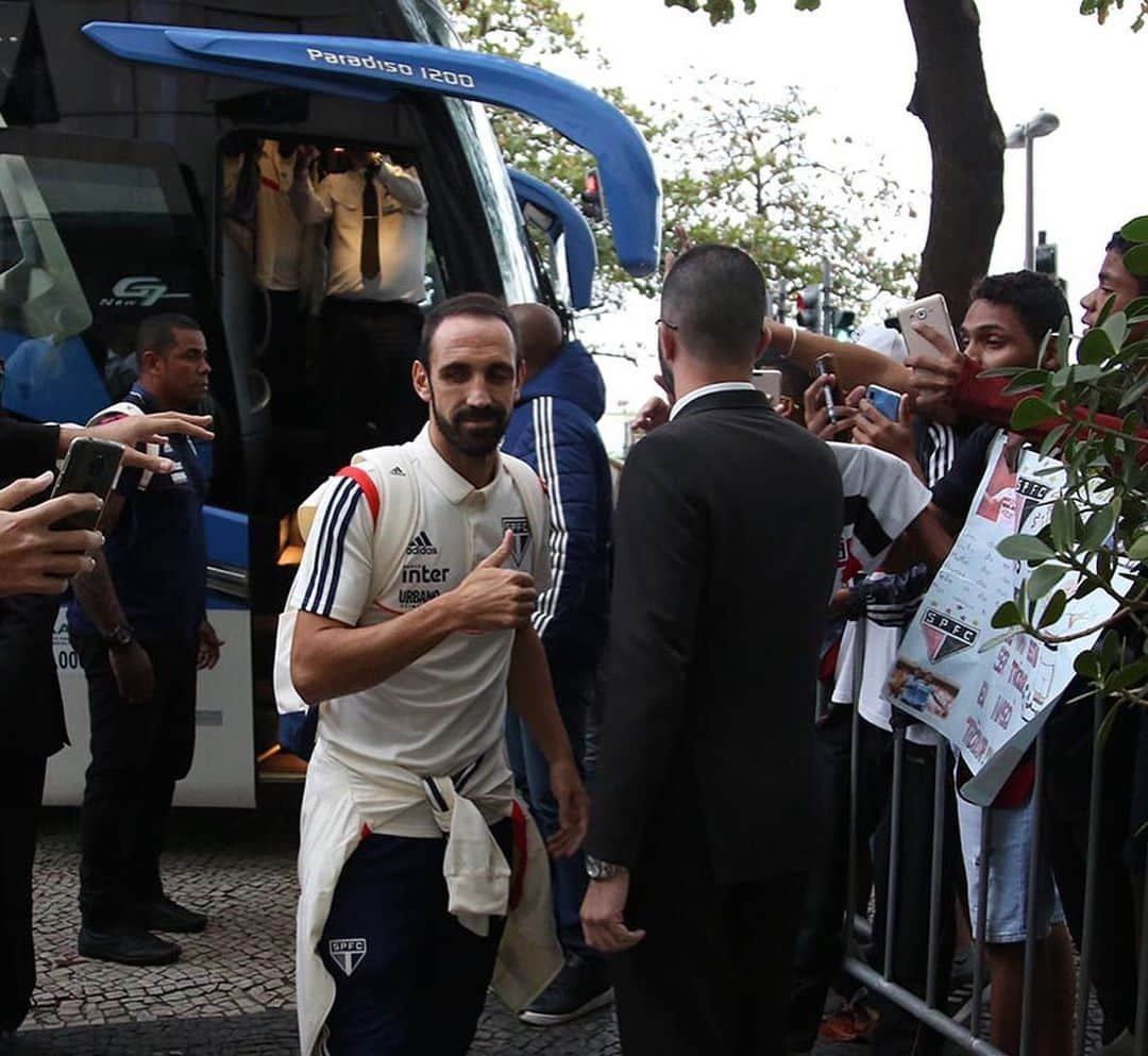 São Paulo FCさんのインスタグラム写真 - (São Paulo FCInstagram)「📍 Rio de Janeiro, estamos na área! O Tricolor desembarcou na capital carioca para enfrentar o Vasco, neste domingo, às 16h, em São Januário. Mais um grande desafio pela frente! #VamosSãoPaulo 🇾🇪 ⠀⠀⠀⠀⠀⠀⠀⠀⠀ 📸 Rubens Chiri / saopaulofc.net」8月25日 7時11分 - saopaulofc